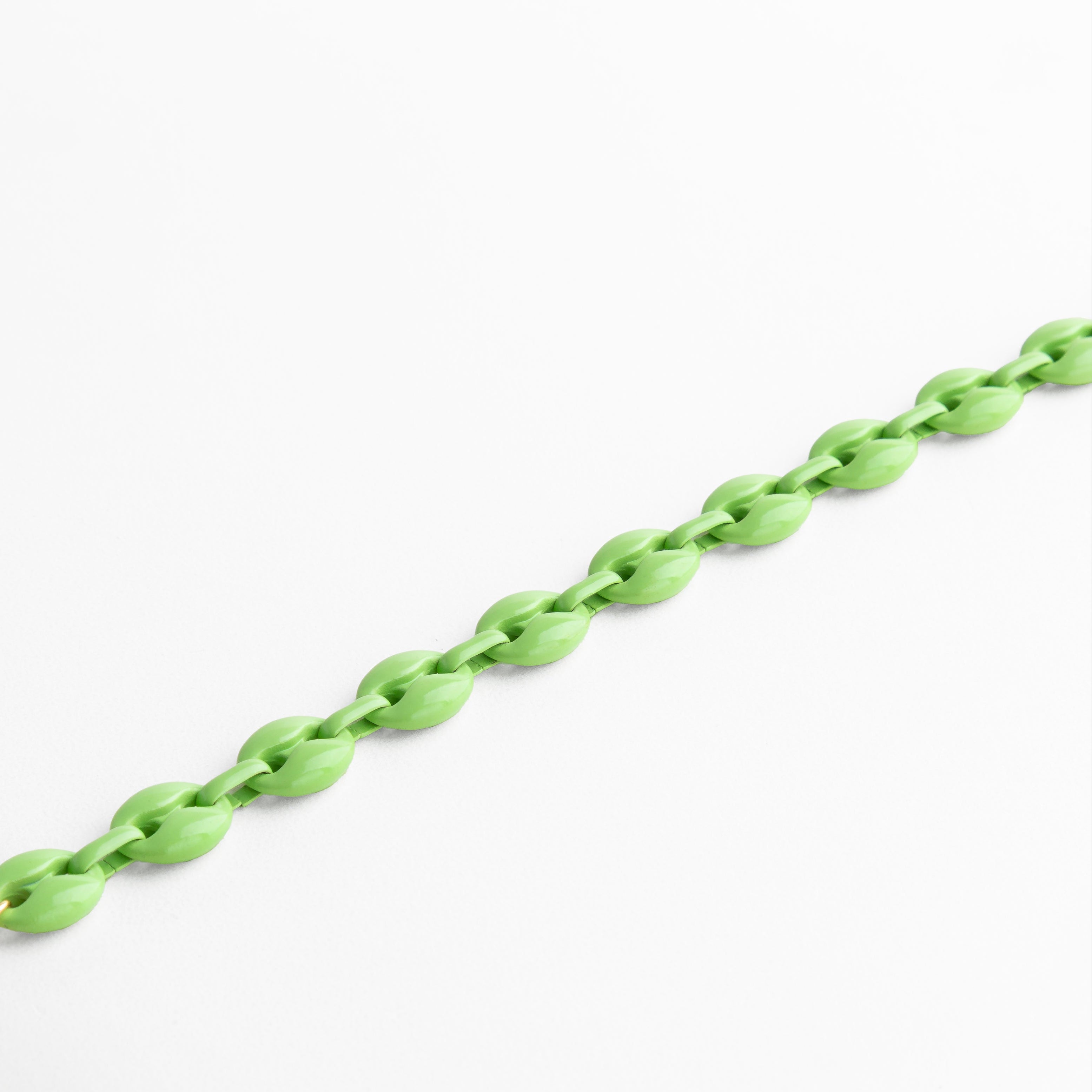 Pulsera de eslabones ovalados verde lima colocada en línea recta mostrando el diseño de cadena.