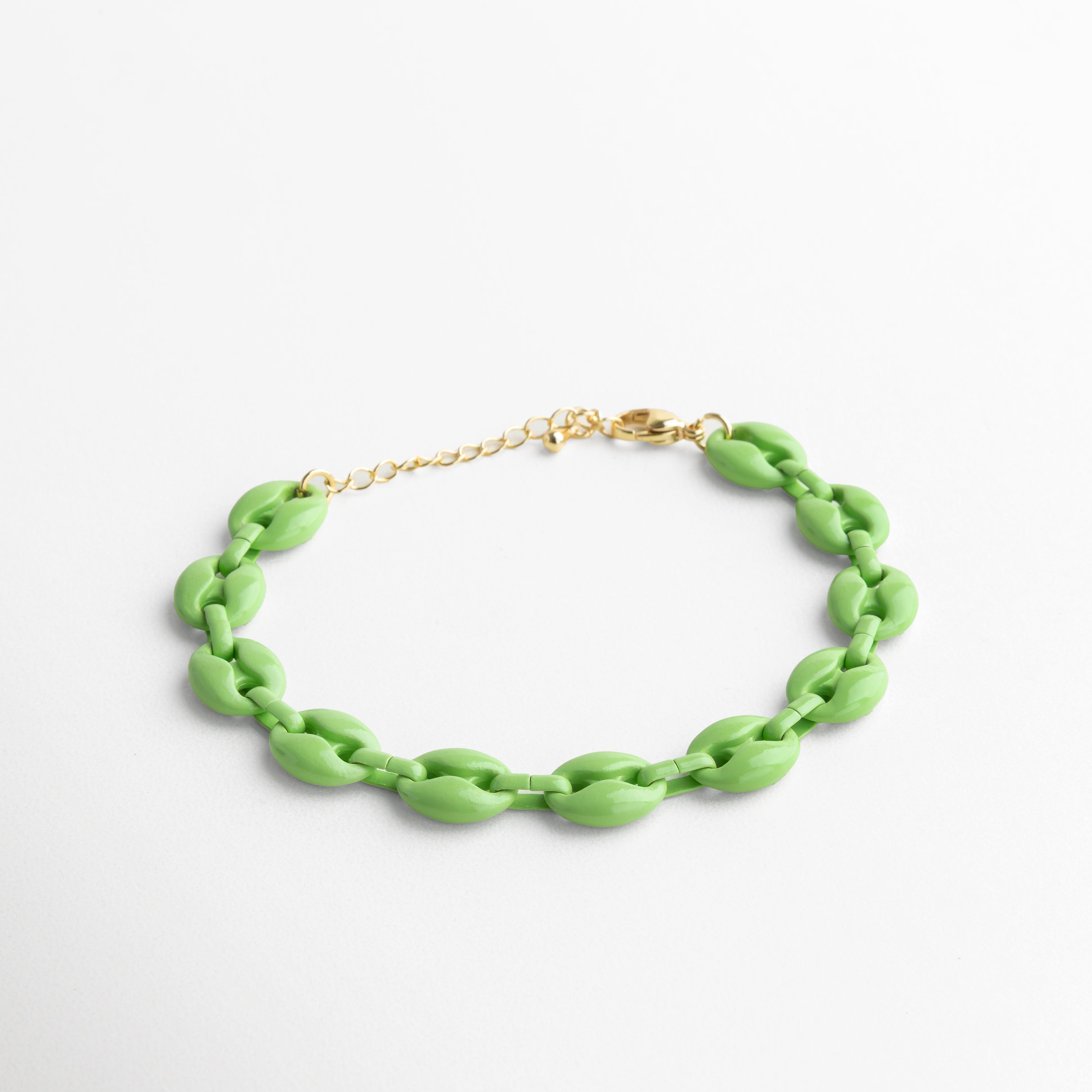 Pulsera verde claro con eslabones acrílicos y acabado dorado, Diseño colorido con chapa de oro 18K y tonos suaves, Pulsera moderna en verde menta con detalles metálicos, Accesorio chic en verde claro con brillo dorado