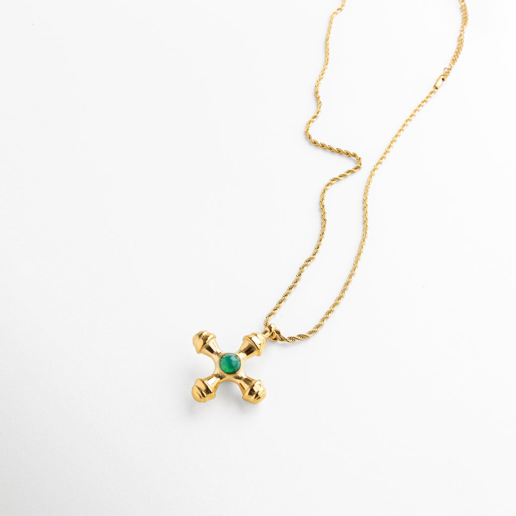 Collar de 28 + 7.5 cm con dije de cruz de 4 x 3 cm, Tamaño del dije cruzado dorado con piedra central, Escala real del collar con cruz y piedra verde, Proporción del colgante en forma de cruz con centro brillante