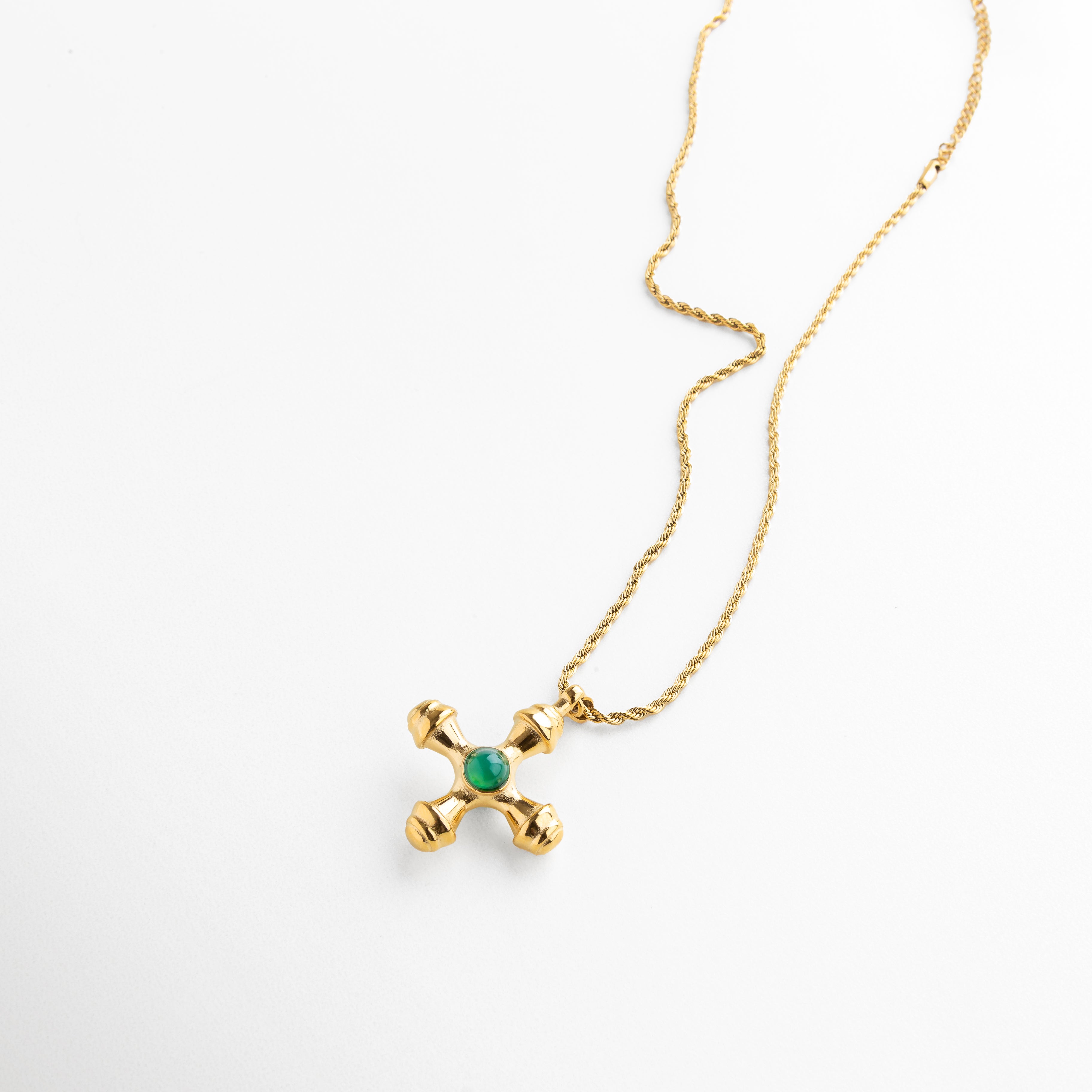 Collar de 28 + 7.5 cm con dije de cruz de 4 x 3 cm, Tamaño del dije cruzado dorado con piedra central, Escala real del collar con cruz y piedra verde, Proporción del colgante en forma de cruz con centro brillante