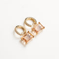 Aretes arracadas elegantes con una zirconia cuadrada colgando, combinando la forma clásica de las arracadas con el brillo moderno de una piedra cuadrada, perfecta para un look sofisticado y llamativo.