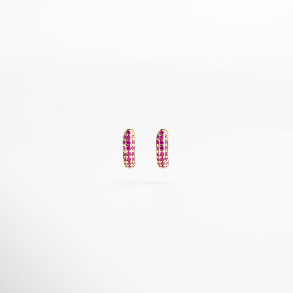 acercamiento a las zirconias rosas, brillo intenso y corte preciso, engaste delicado y simétrico, acabado dorado pulido, detalle que aporta distinción y color