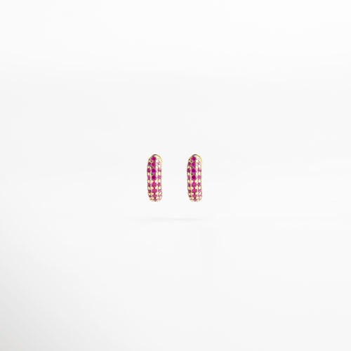 acercamiento a las zirconias rosas, brillo intenso y corte preciso, engaste delicado y simétrico, acabado dorado pulido, detalle que aporta distinción y color
