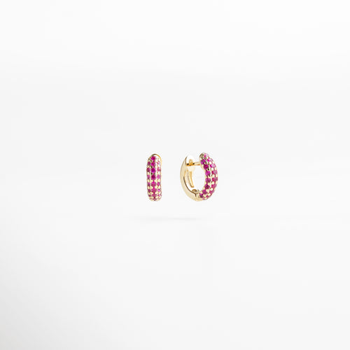 aretes dorados con zirconias rosas, diseño moderno y vibrante, destellos sutiles que iluminan el rostro, joyería elegante y femenina, accesorios chic y sofisticados