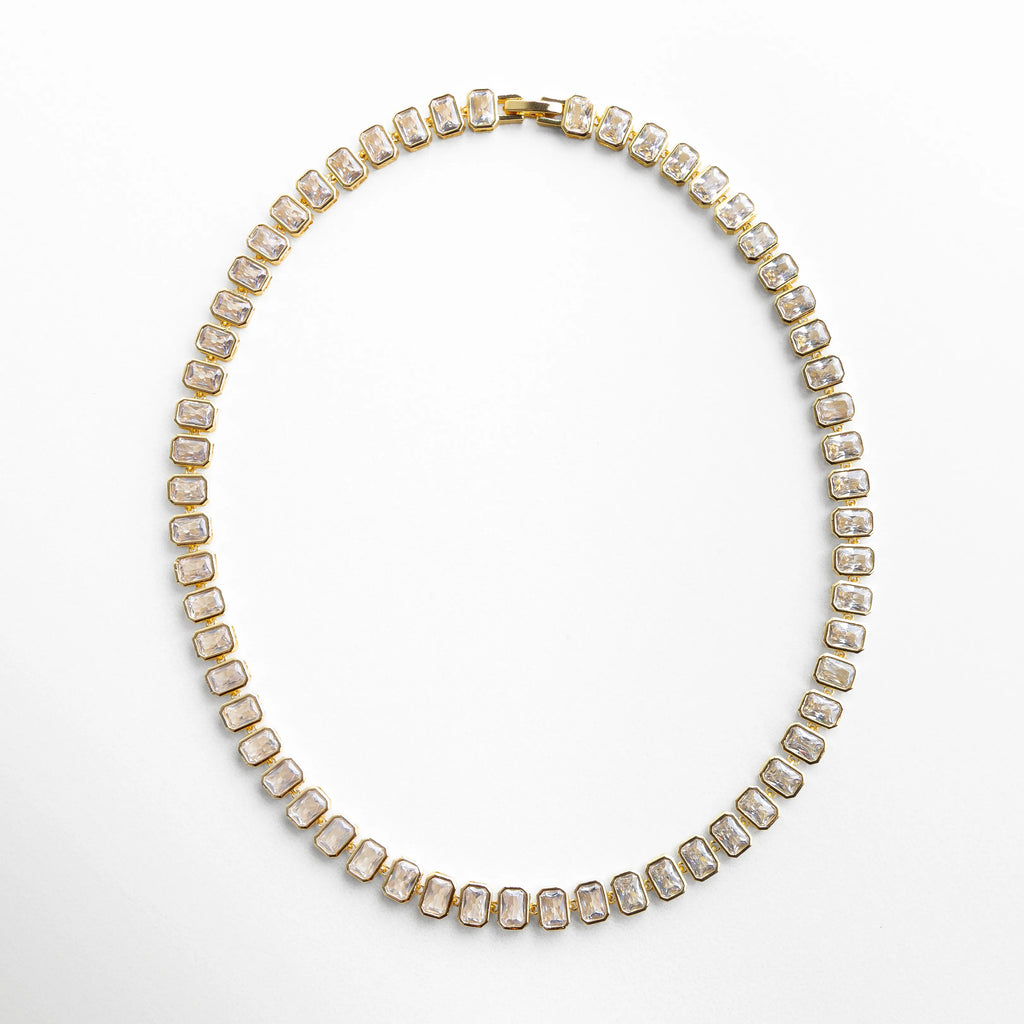Collar Jung Golden completo con zirconias cúbicas de corte cuadrado en acabado oro 18K, Collar elegante dorado con piedras cuadradas brillantes en diseño tipo tenis, Vista completa de collar con zirconias cúbicas alineadas en tono dorado sofisticado, Collar femenino de 40 cm con brillo uniforme y acabado premium en oro 18K, Collar de lujo accesible con zirconias cuadradas en diseño clásico y atemporal