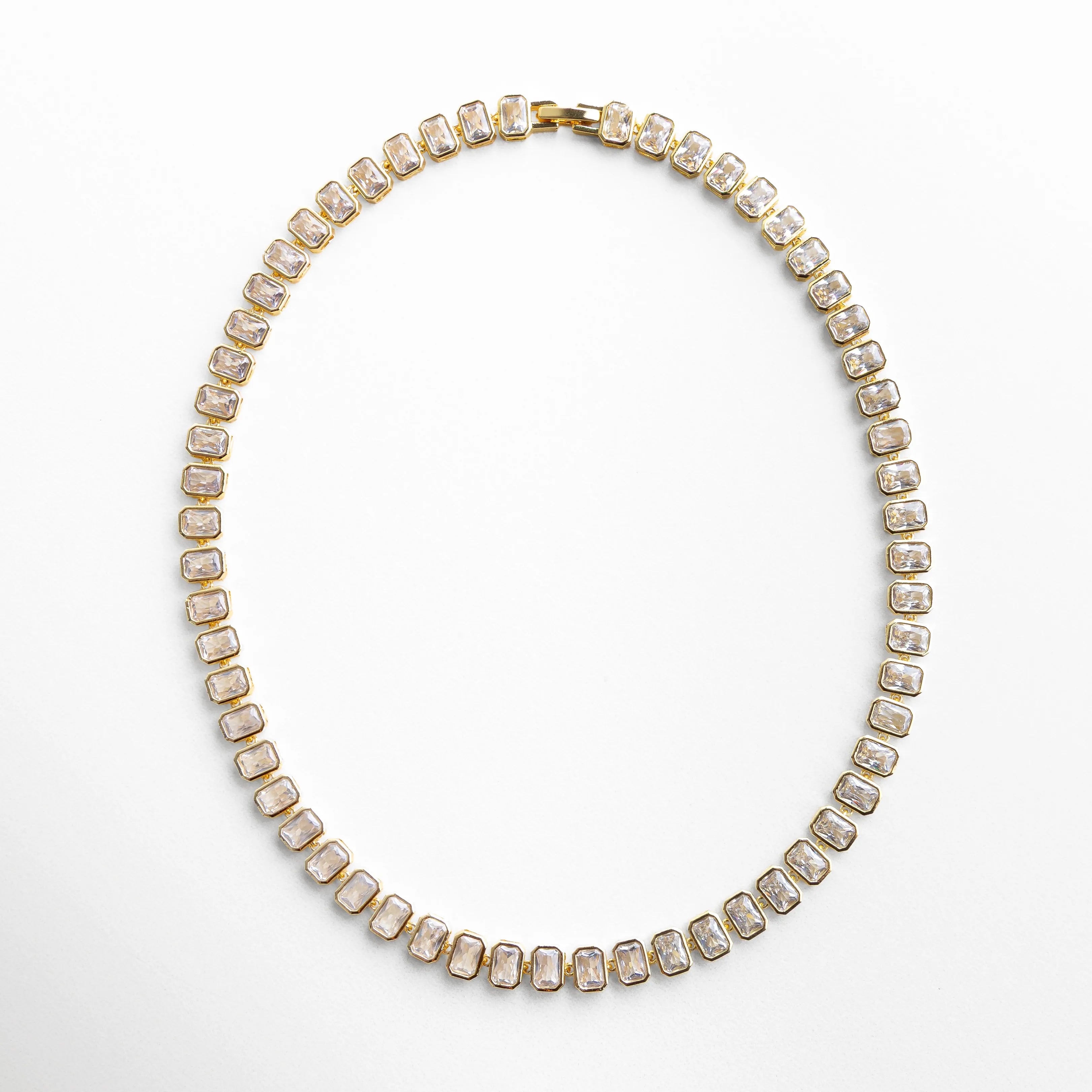 Collar Jung Golden completo con zirconias cúbicas de corte cuadrado en acabado oro 18K, Collar elegante dorado con piedras cuadradas brillantes en diseño tipo tenis, Vista completa de collar con zirconias cúbicas alineadas en tono dorado sofisticado, Collar femenino de 40 cm con brillo uniforme y acabado premium en oro 18K, Collar de lujo accesible con zirconias cuadradas en diseño clásico y atemporal