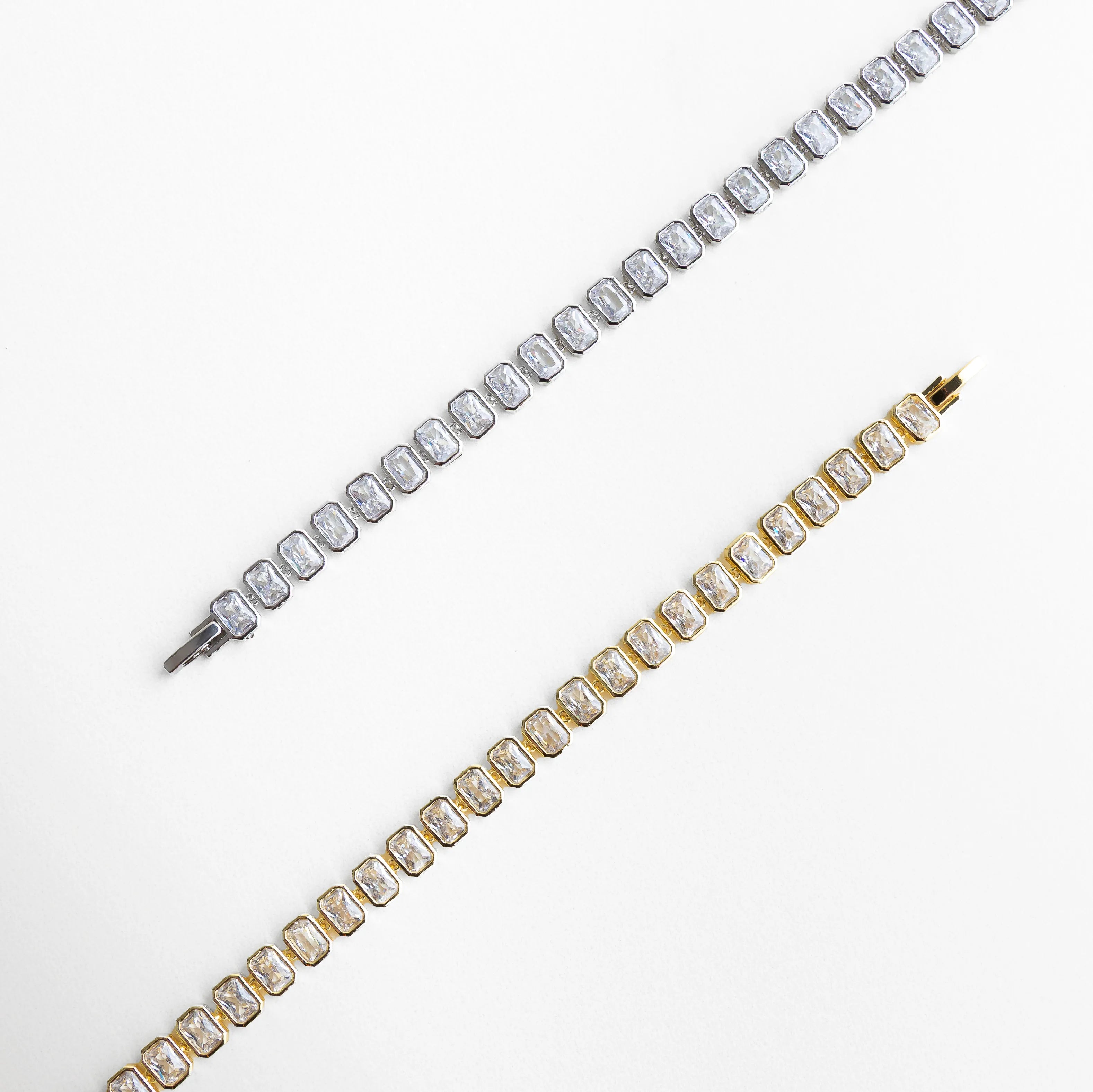 Collar Jung Golden en versiones dorado y plateado con zirconias cúbicas brillantes, Comparativa de collar tipo tenis en acabado oro 18K y tono plateado elegante, Dos variantes de collar con zirconias cuadradas en estilos dorado y plata, Collar elegante disponible en dorado y plateado con brillo sofisticado, Opciones de collar con zirconias cúbicas en acabados modernos y versátiles
