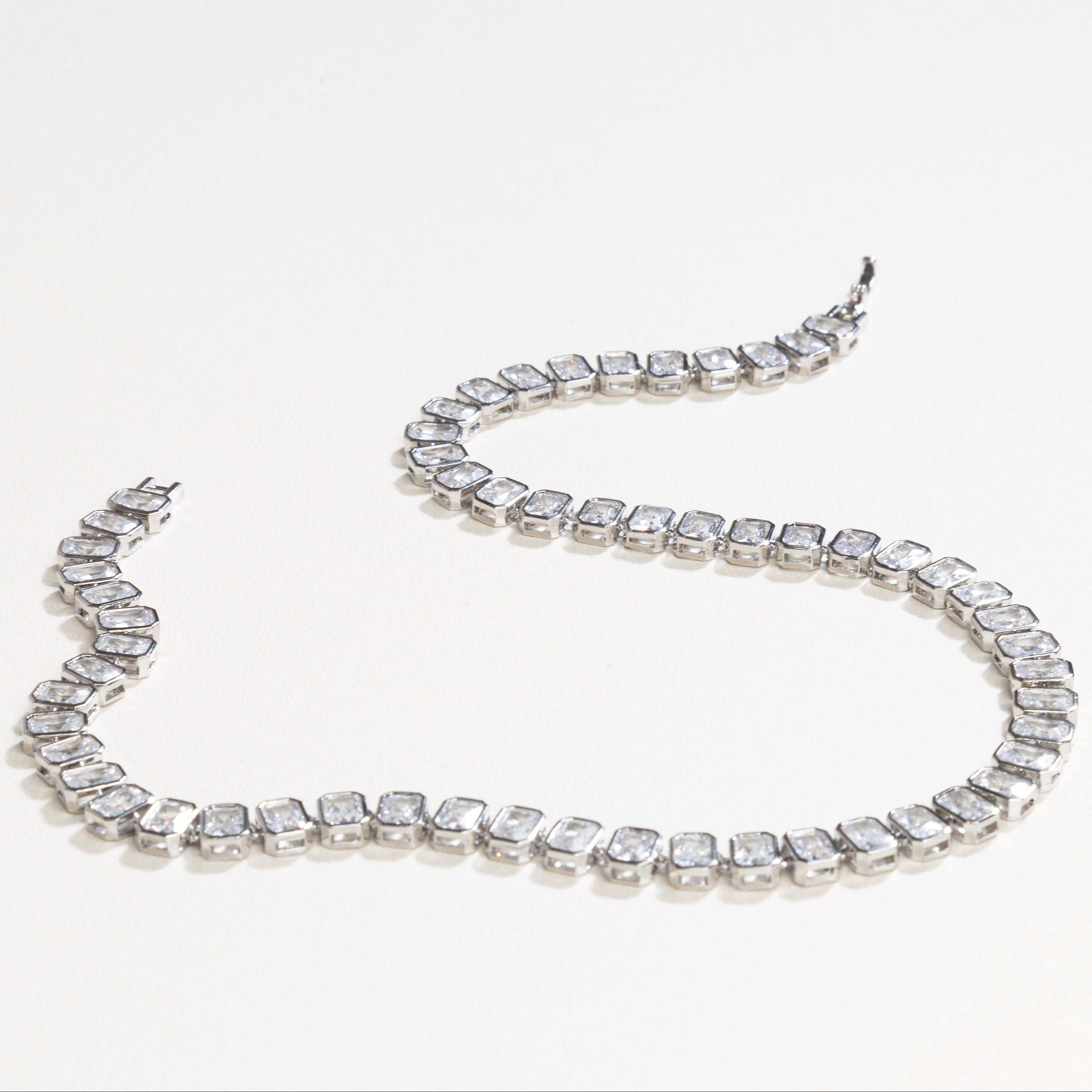 Collar brillante tipo gala, Joyería moderna plateada, Collar plateado con brillo intenso