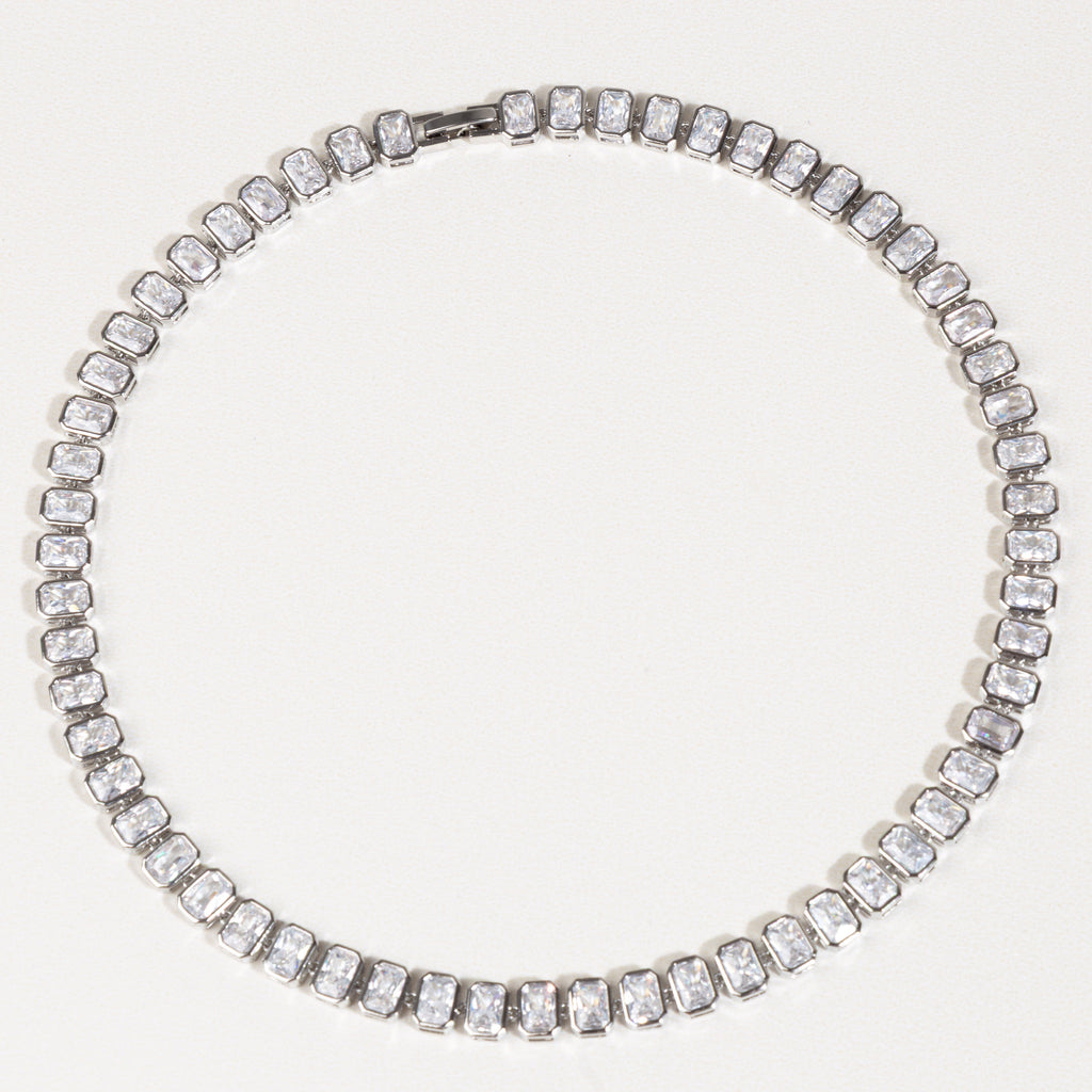 Joyería statement en tono plateado, Collar con cristales plateados, Collar plateado para fiesta