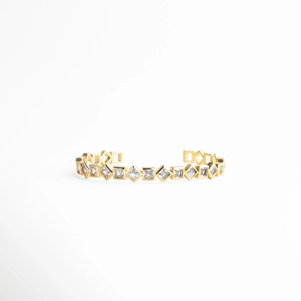 pulsera dorada geométrica, pulsera con eslabones, joyería moderna mujer, pulsera elegante contemporánea, accesorios dorados chic, pulsera con detalles brillantes, joyería sofisticada, pulsera statement