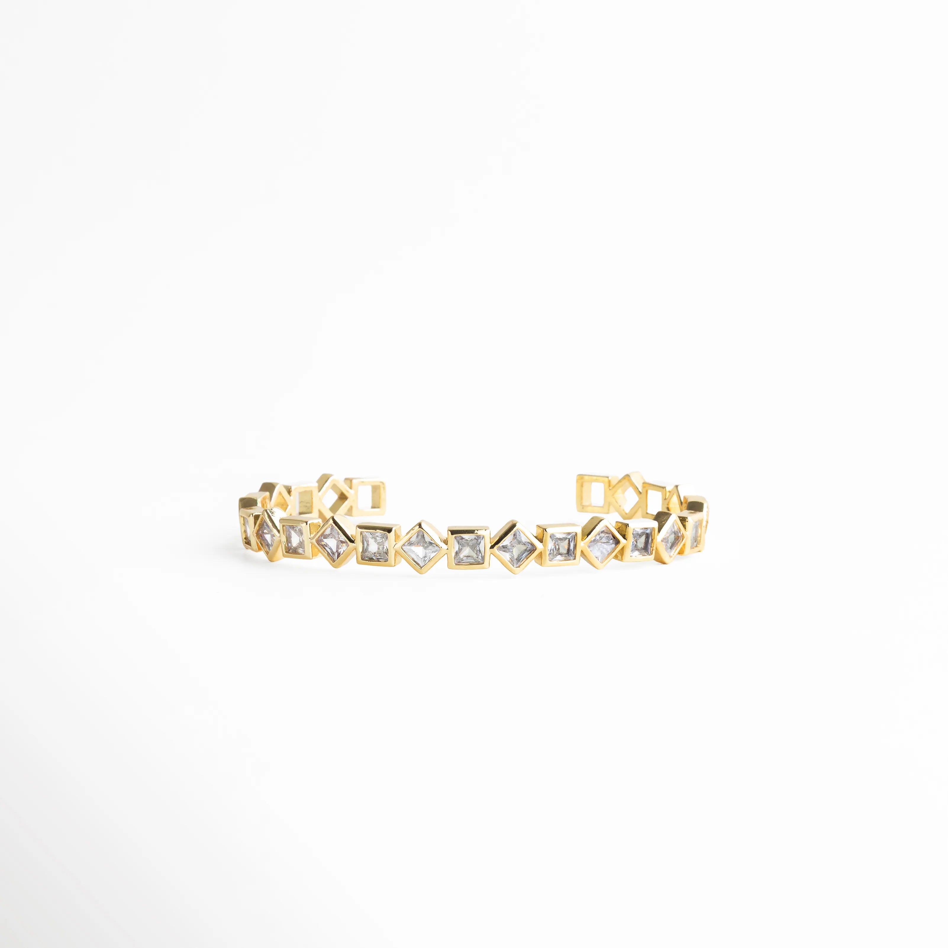 pulsera dorada geométrica, pulsera con eslabones, joyería moderna mujer, pulsera elegante contemporánea, accesorios dorados chic, pulsera con detalles brillantes, joyería sofisticada, pulsera statement