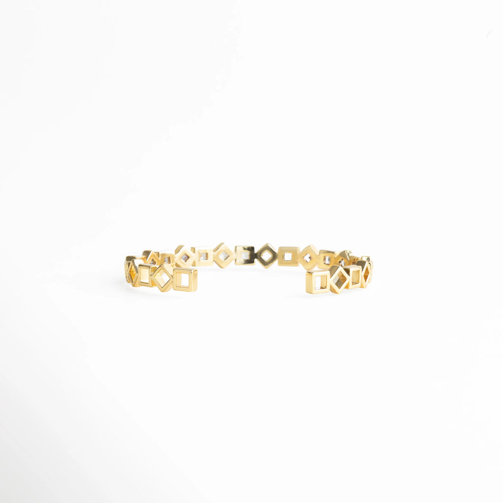 pulsera dorada vista frontal, pulsera elegante mujer, joyería geométrica dorada, pulsera moderna chic, accesorios femeninos dorados, pulsera refinada, joyería atemporal, pulsera sofisticada