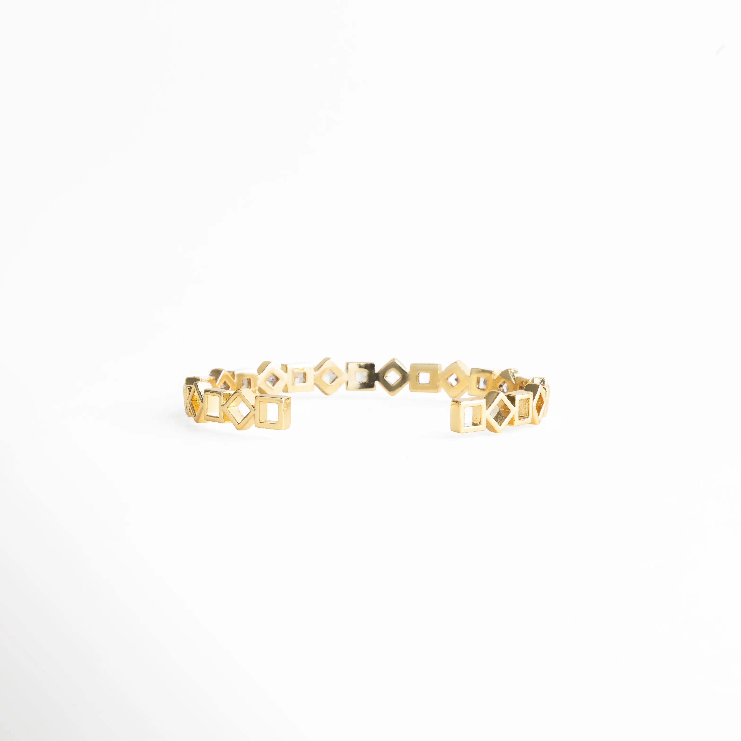 pulsera dorada vista frontal, pulsera elegante mujer, joyería geométrica dorada, pulsera moderna chic, accesorios femeninos dorados, pulsera refinada, joyería atemporal, pulsera sofisticada