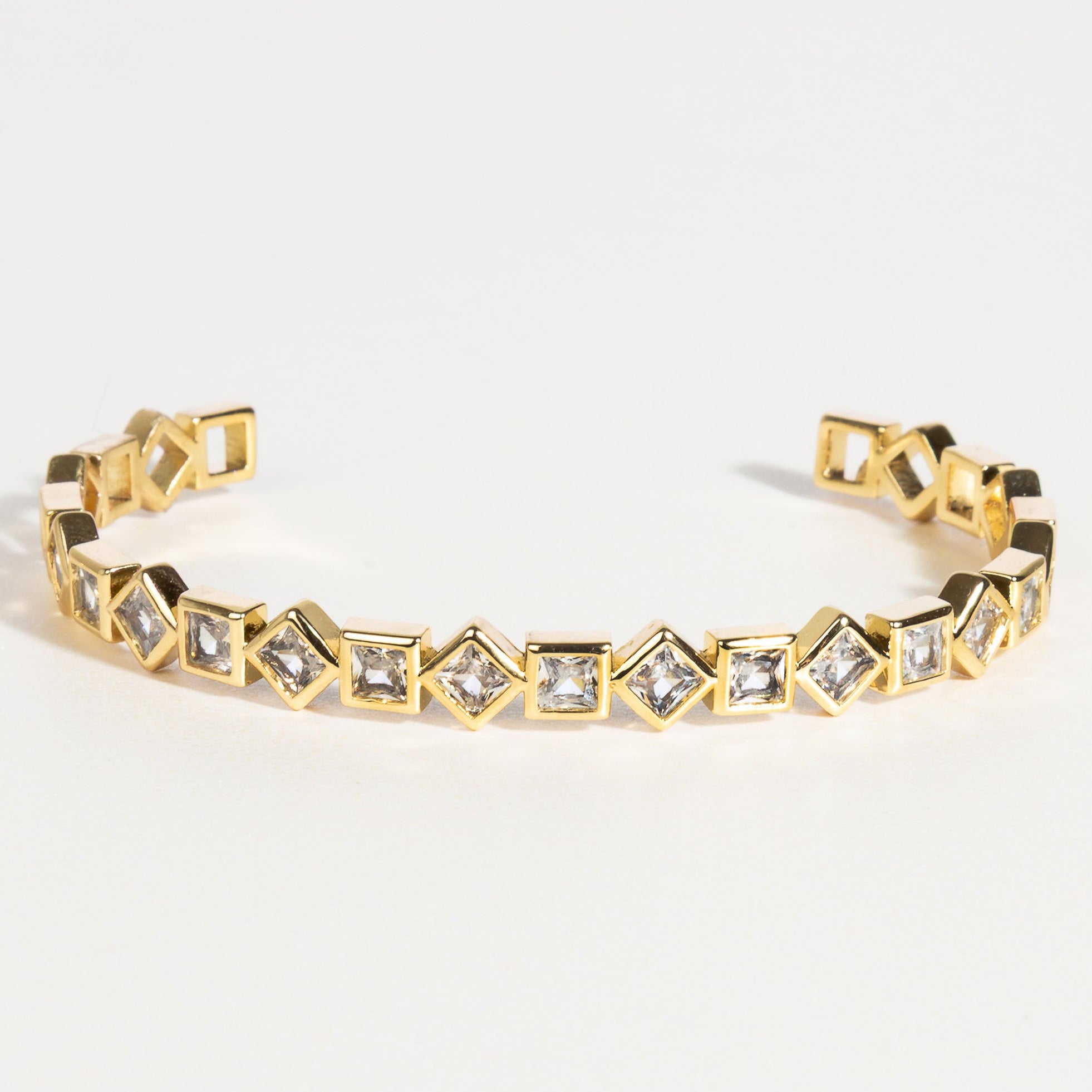 Brazalete de diseño contemporáneo, Pulsera dorada con incrustaciones de zirconia, Brazalete elegante y moderno, Joyería dorada con detalles geométricos