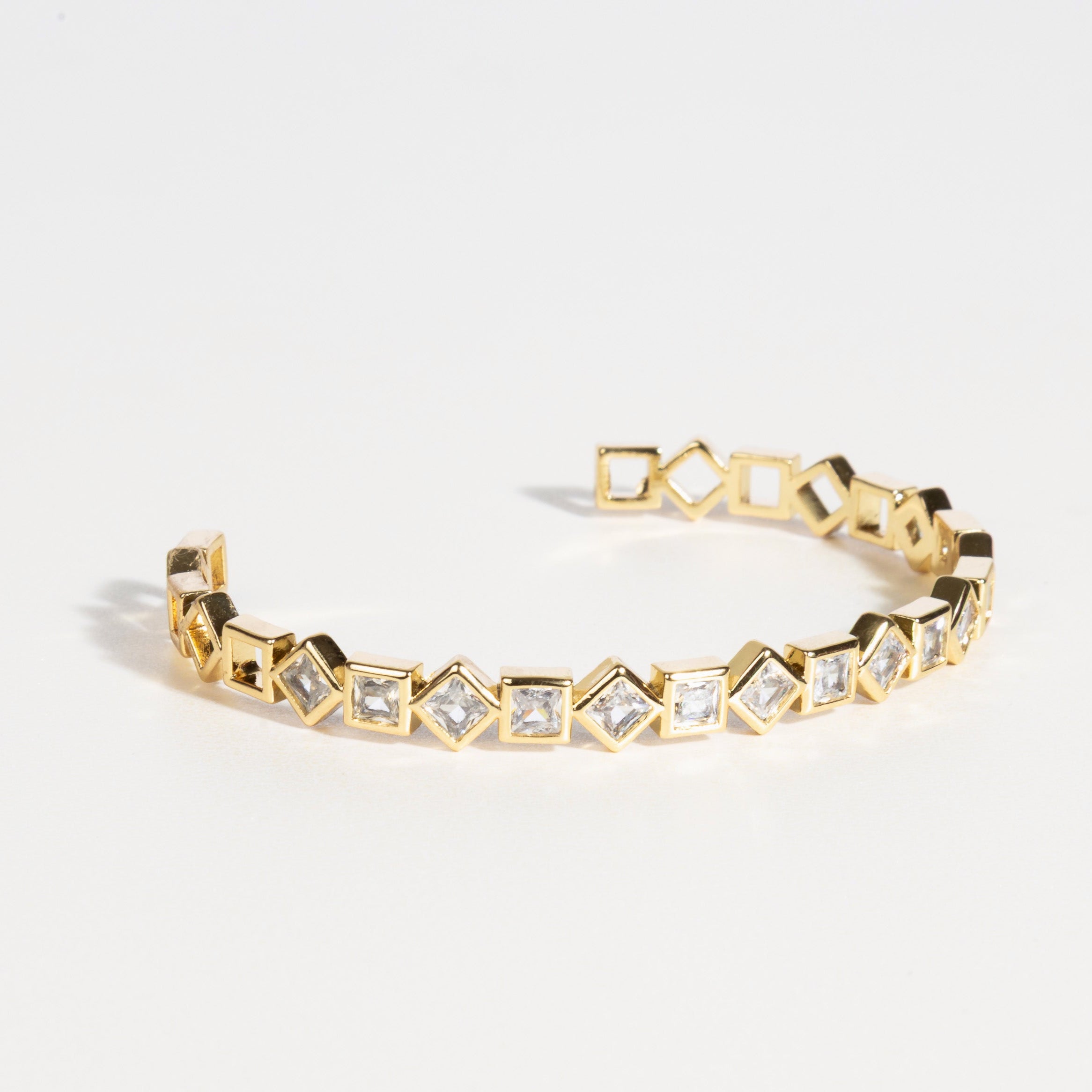 Pulsera dorada moderna con zirconias, Brazalete brillante y ajustable, Accesorio dorado con formas abstractas