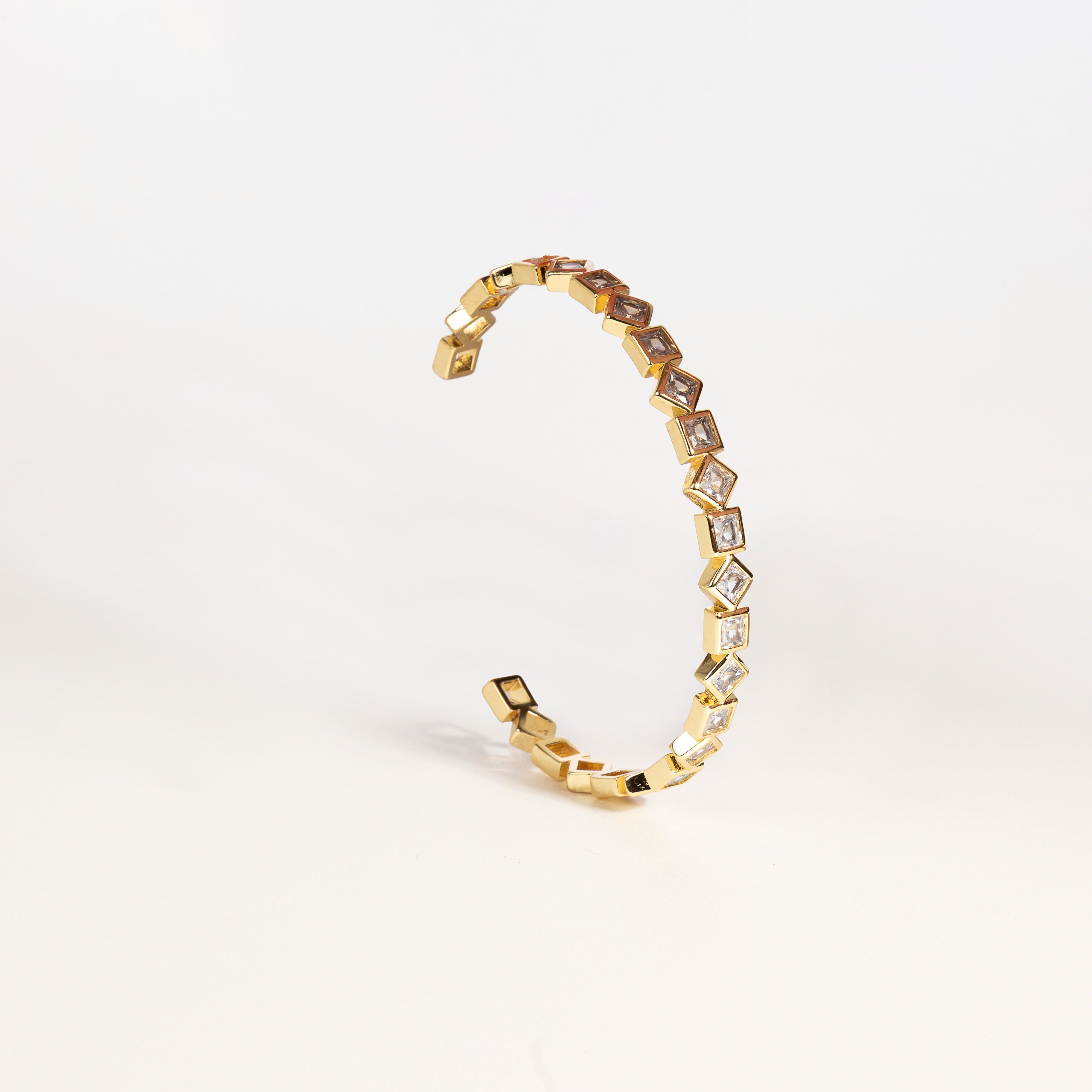 Brazalete ajustable dorado, Brazalete con formas geométricas, Joyería geométrica dorada, Brazalete con diseño de rombos y cuadrados