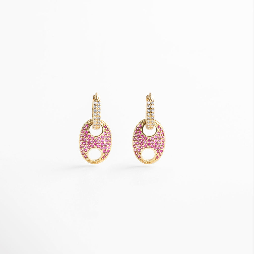 Detalle de zirconias de colores engastadas en arete dorado, Primer plano de arete dorado con piedras vibrantes, Textura y brillo de zirconias en base dorada, Zirconias multicolor sobre acabado de chapa de oro
