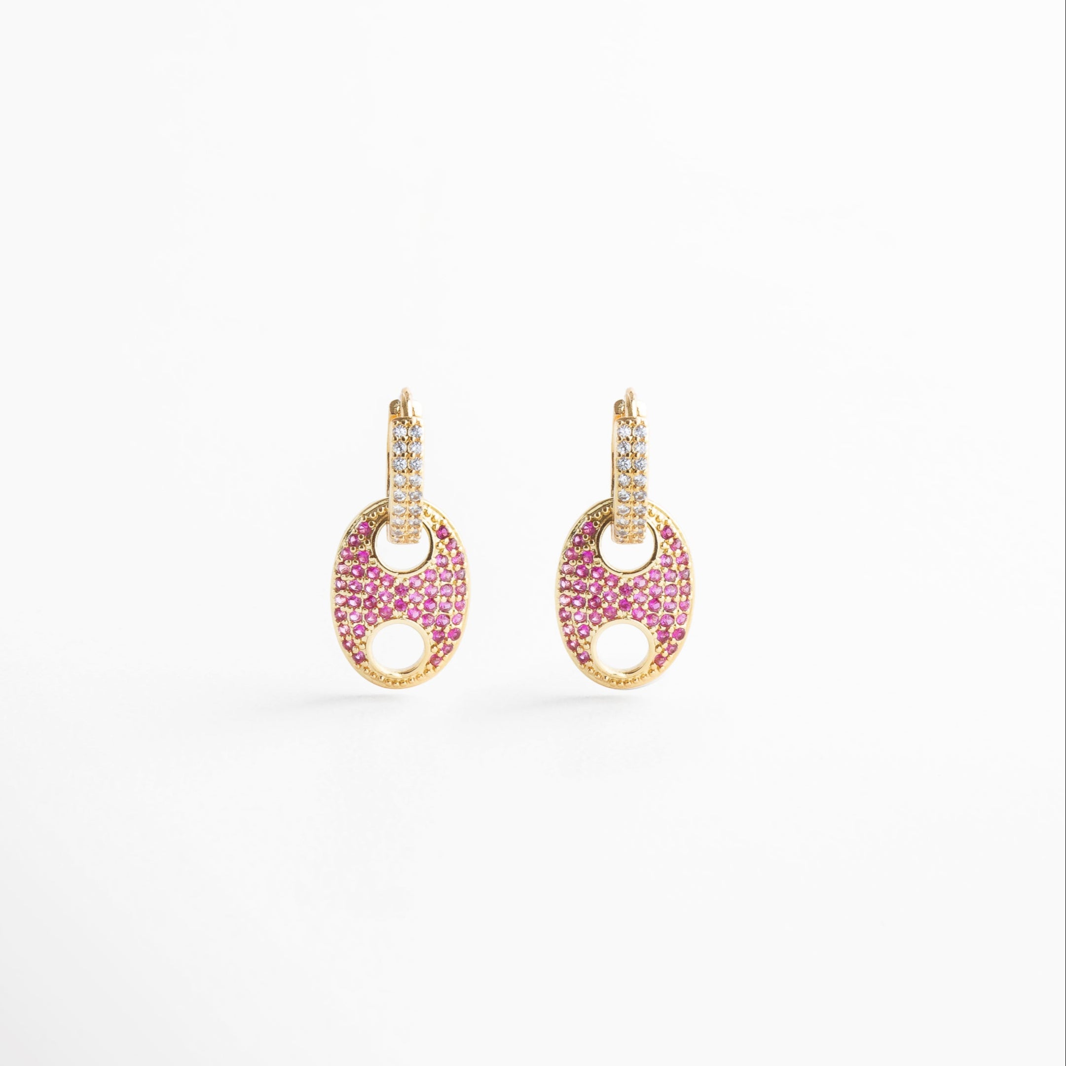 Detalle de zirconias de colores engastadas en arete dorado, Primer plano de arete dorado con piedras vibrantes, Textura y brillo de zirconias en base dorada, Zirconias multicolor sobre acabado de chapa de oro