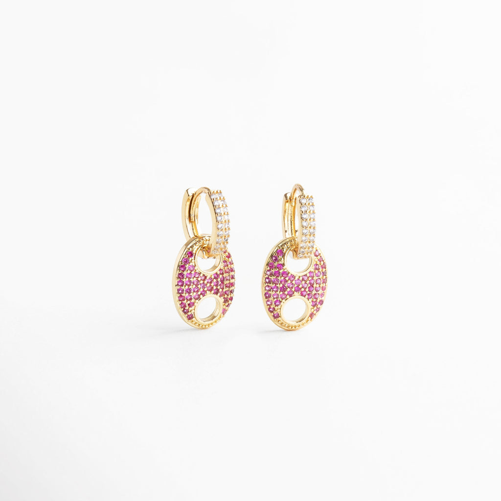 Aretes dorados con zirconias de colores engastadas, Pendientes dorados con piedras vibrantes de zirconia, Aretes elegantes con zirconias multicolor en dorado, Joya en chapa de oro con detalles de color