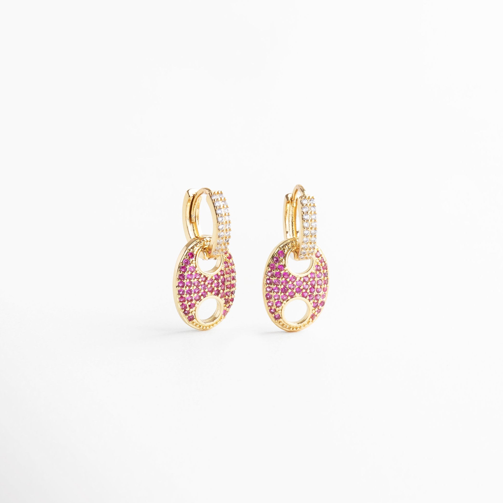 Aretes dorados con zirconias de colores engastadas, Pendientes dorados con piedras vibrantes de zirconia, Aretes elegantes con zirconias multicolor en dorado, Joya en chapa de oro con detalles de color