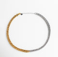 Collar bicolor dorado y plateado de acero inoxidable, Joya moderna con mezcla de acabados metálicos, Collar con diseño dual-tone en dorado y plateado, Accesorio elegante y versátil con contraste metálico