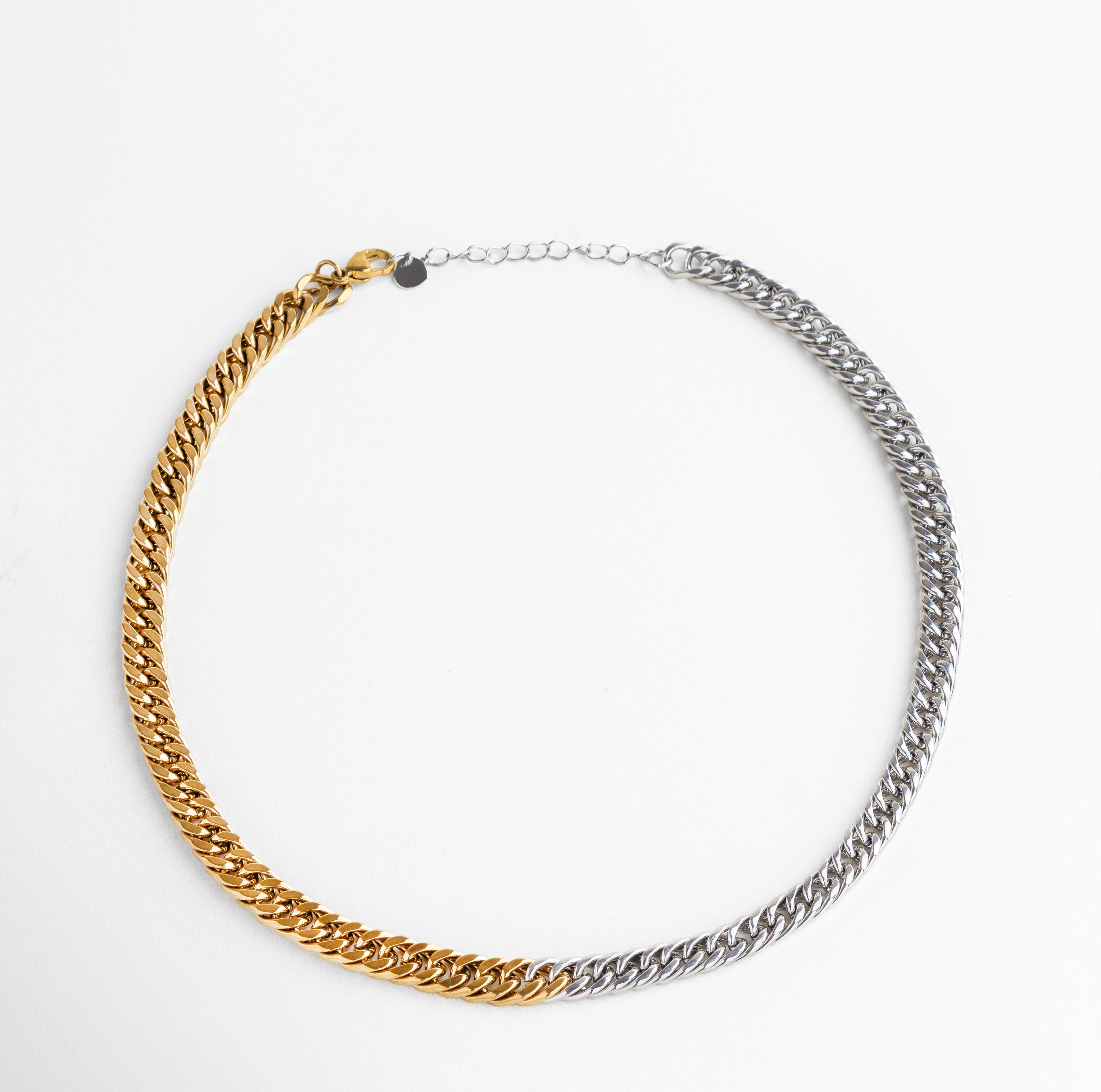 Collar bicolor dorado y plateado de acero inoxidable, Joya moderna con mezcla de acabados metálicos, Collar con diseño dual-tone en dorado y plateado, Accesorio elegante y versátil con contraste metálico