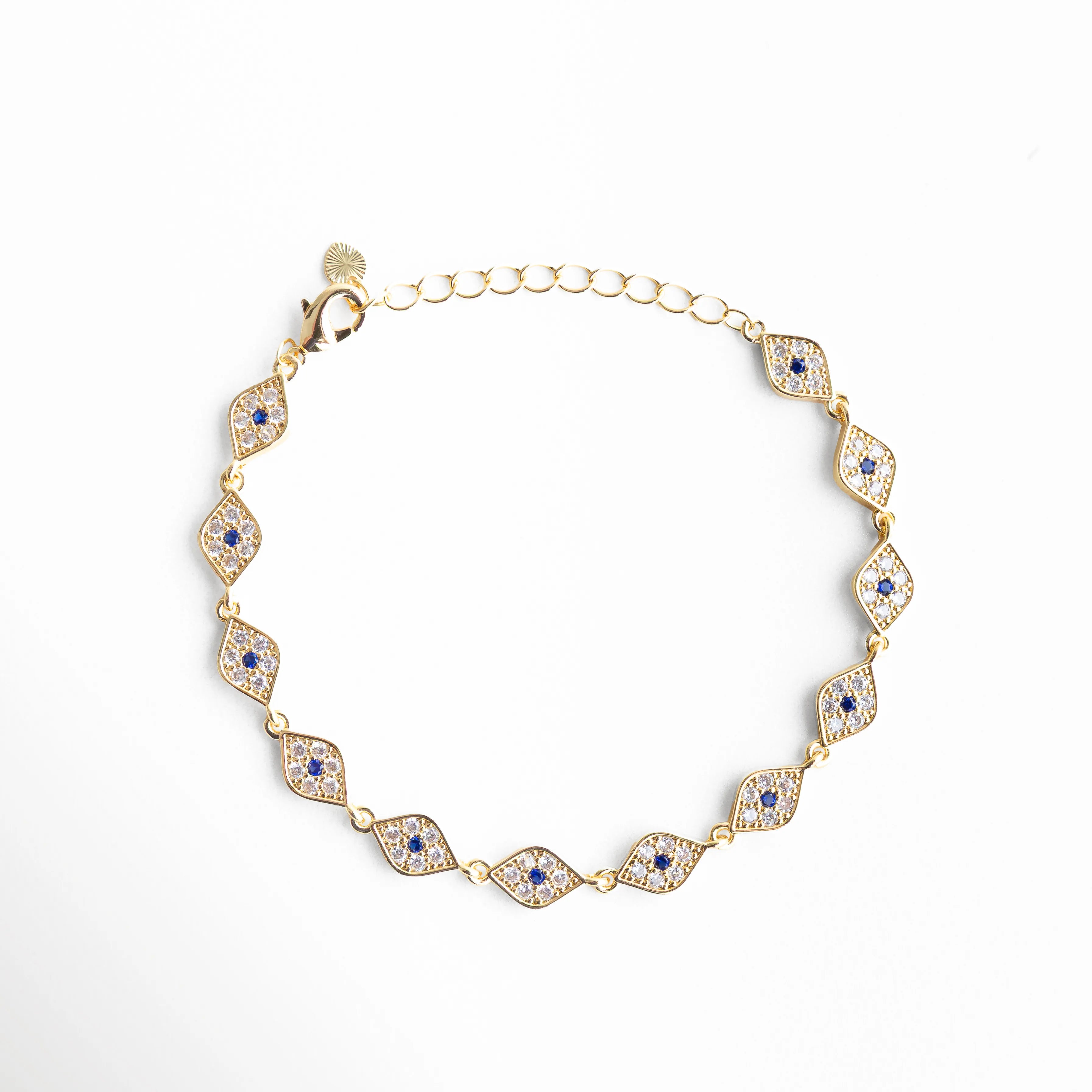 Pulsera dorada con diseño de ojo turco y zirconias, estilo elegante y amuleto de protección, Pulsera Code Ojitos en chapa de oro 18K con zirconias, diseño místico y sofisticado, Pulsera dorada con múltiples ojos turcos y brillo de zirconias, accesorio elegante de protección, Pulsera fina de 18 cm con detalles de ojo turco y acabado en oro 18K, Joyería dorada tipo pulsera con ojos turcos y zirconias brillantes, estilo moderno y espiritual