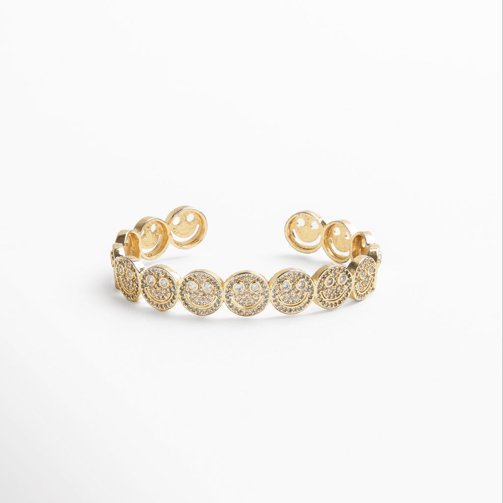 pulsera dorada con caritas felices y zirconias cúbicas, diseño ajustable de pulsera con caritas brillantes, pulsera con símbolos de sonrisa en dorado brillante, pulsera optimista con detalles en zirconia cúbica, vista frontal de pulsera con caritas enchapadas en oro 18K