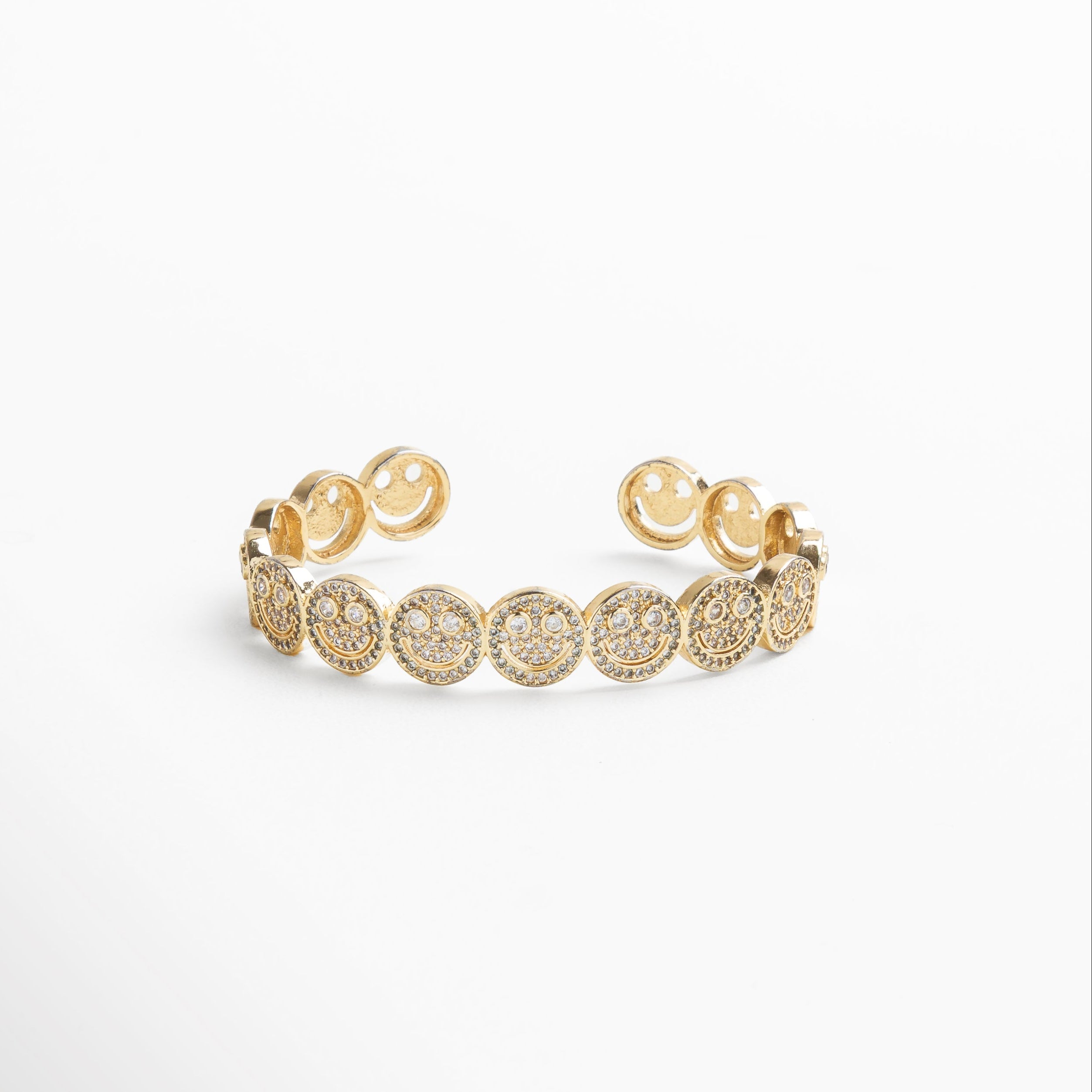 pulsera dorada con caritas felices y zirconias cúbicas, diseño ajustable de pulsera con caritas brillantes, pulsera con símbolos de sonrisa en dorado brillante, pulsera optimista con detalles en zirconia cúbica, vista frontal de pulsera con caritas enchapadas en oro 18K