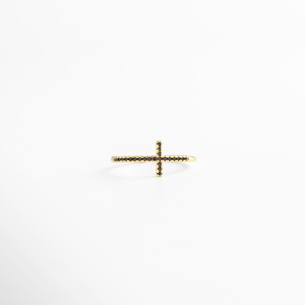 Anillo dorado ajustable visto desde arriba, con acabado en Oro 18K y cruz central de zirconias negras, mostrando su estructura abierta.