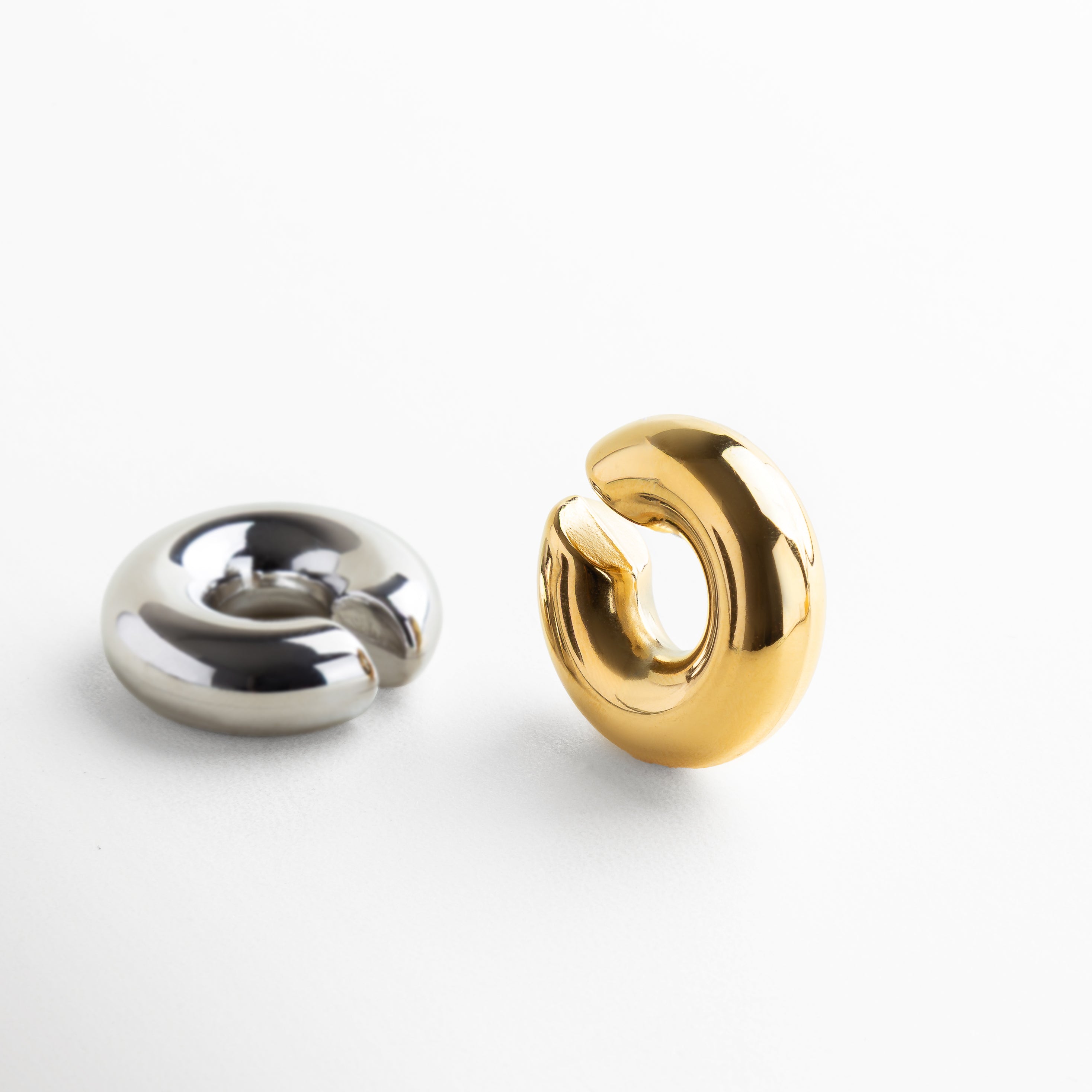 Ear cuff dorado de 3 cm de largo y 1 cm de ancho, Medidas visibles de accesorio para oreja en chapa de oro, Tamaño compacto de ear cuff dorado para uso diario, Proporción del ear cuff en acero inoxidable con baño oro
