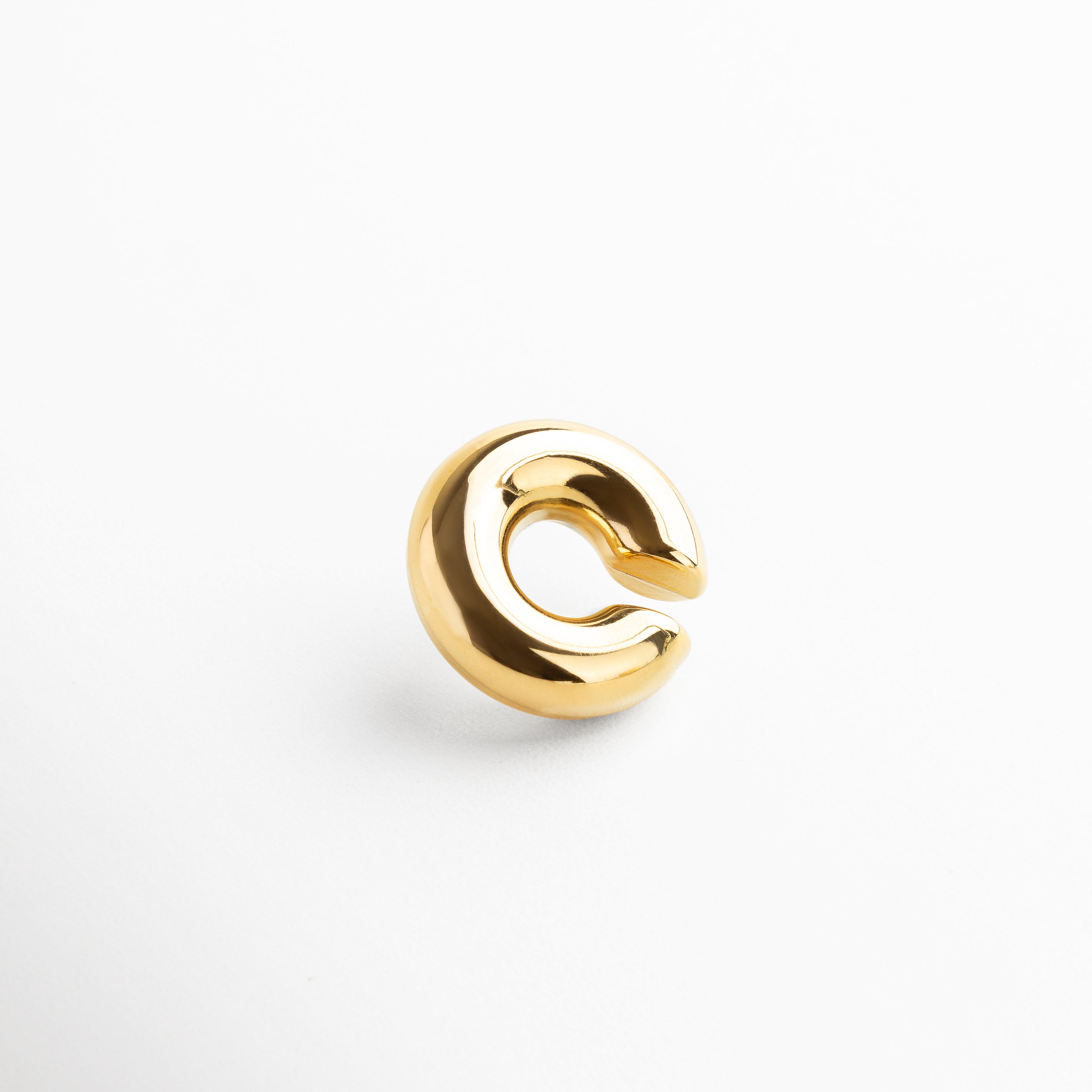 Ear cuff dorado con diseño moderno y minimalista, Accesorio para oreja en chapa de oro 18K, sin perforación, Ear cuff elegante en acero inoxidable con baño dorado, Pieza statement dorada para oreja, tendencia actual