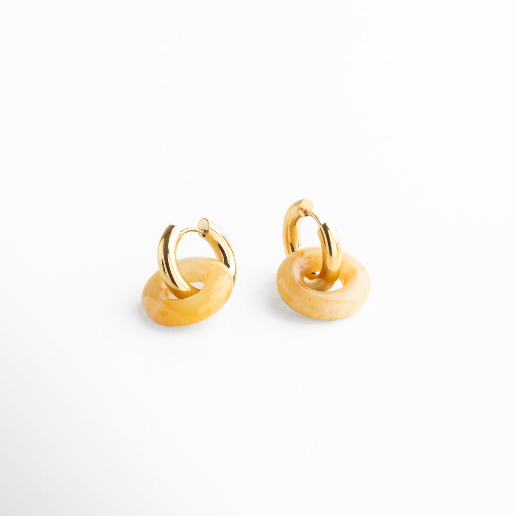 Aretes hoops vintage color ivory con incrustación de aventurina naranja, Aretes dorados con diseño delicado y piedra de aventurina naranja de imitación, Pendientes hoops en acero inoxidable con baño dorado y piedra naranja, Aretes elegantes color marfil con detalle en piedra semipreciosa