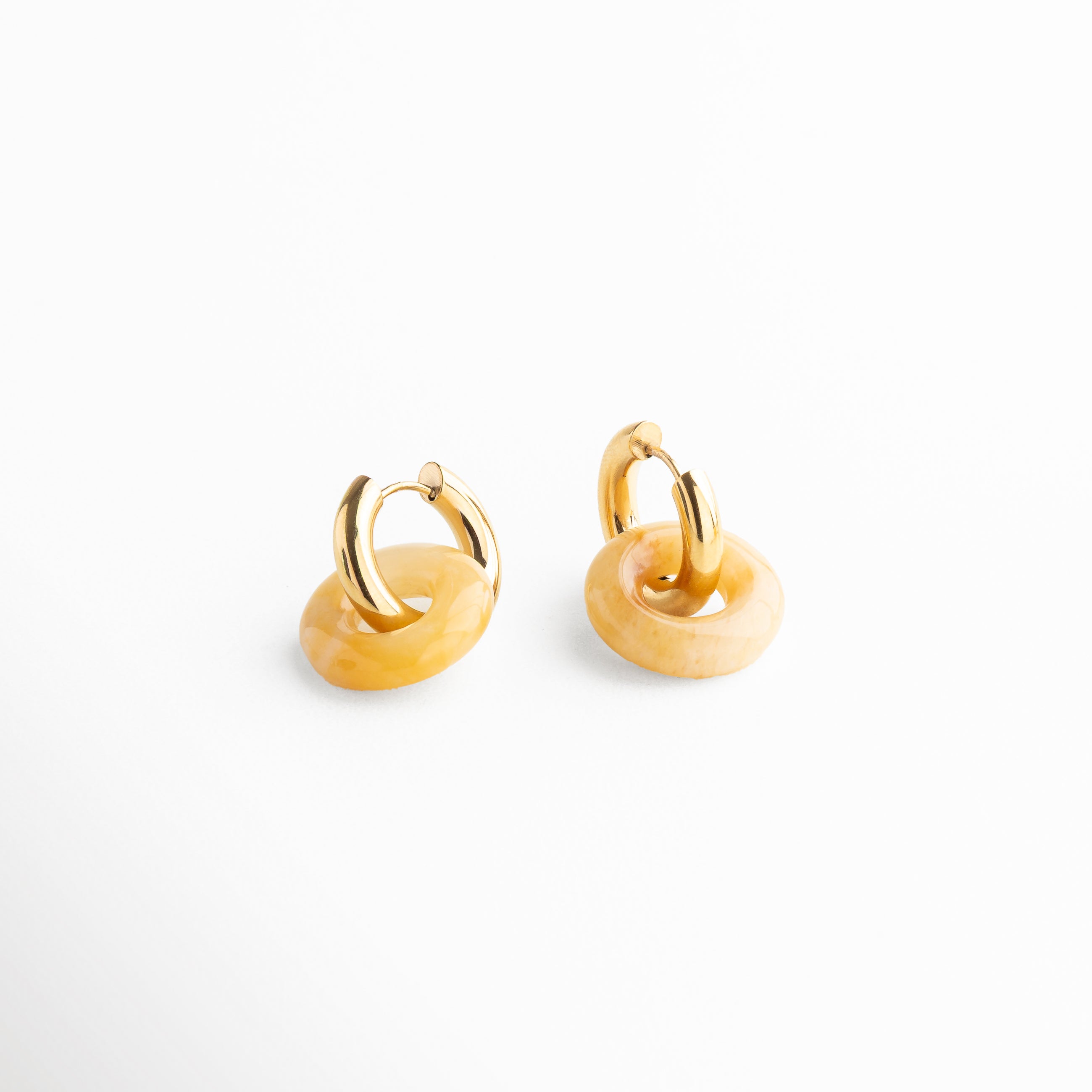 Aretes hoops vintage color ivory con incrustación de aventurina naranja, Aretes dorados con diseño delicado y piedra de aventurina naranja de imitación, Pendientes hoops en acero inoxidable con baño dorado y piedra naranja, Aretes elegantes color marfil con detalle en piedra semipreciosa