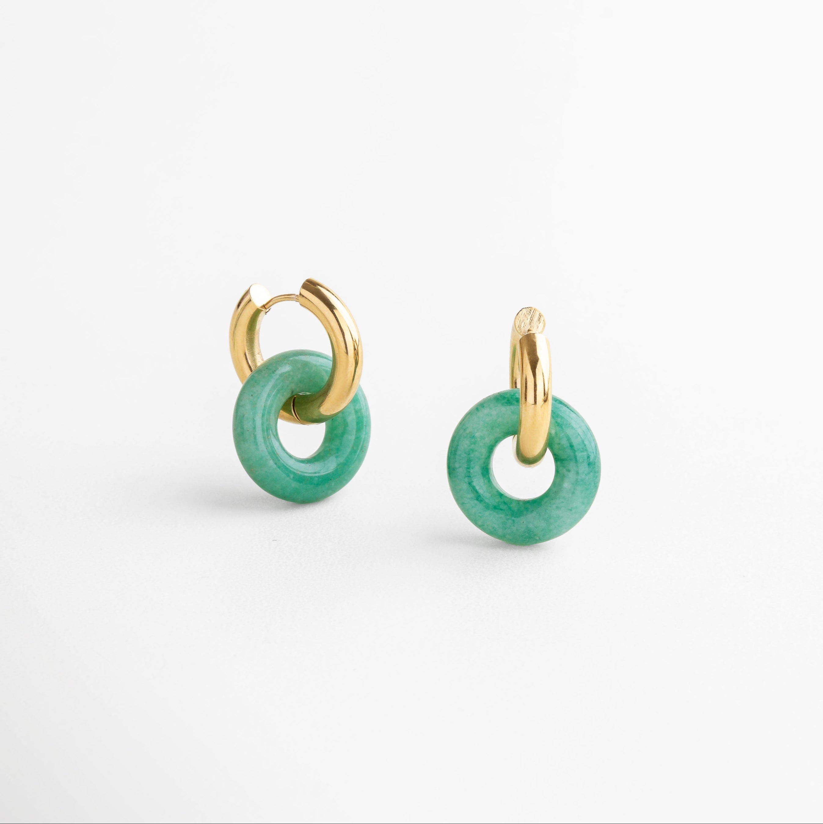 Perfil de aro vintage en color jade con piedra verde jade, Aretes circulares con piedra de jade vistos en ángulo, Diseño vintage y delicado de aro dorado con piedra jade, Vista lateral de aretes de acero inoxidable con piedra jade
