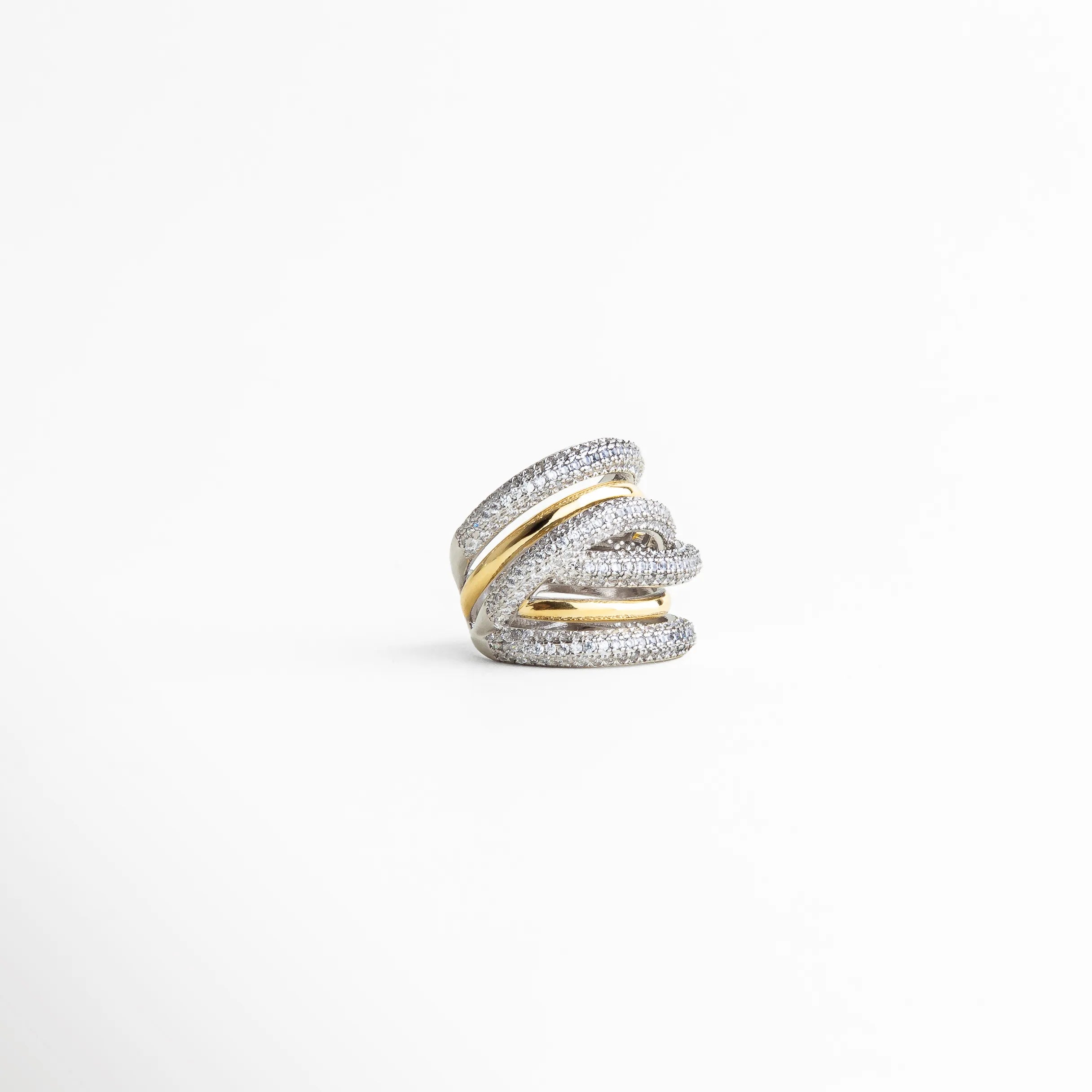 Anillo elegante de múltiples bandas entrelazadas en plateado con detalle dorado central, diseño moderno y sofisticado.