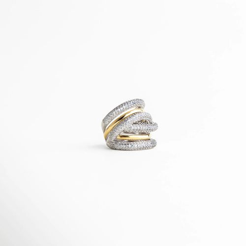 Anillo elegante de múltiples bandas entrelazadas en plateado con detalle dorado central, diseño moderno y sofisticado.