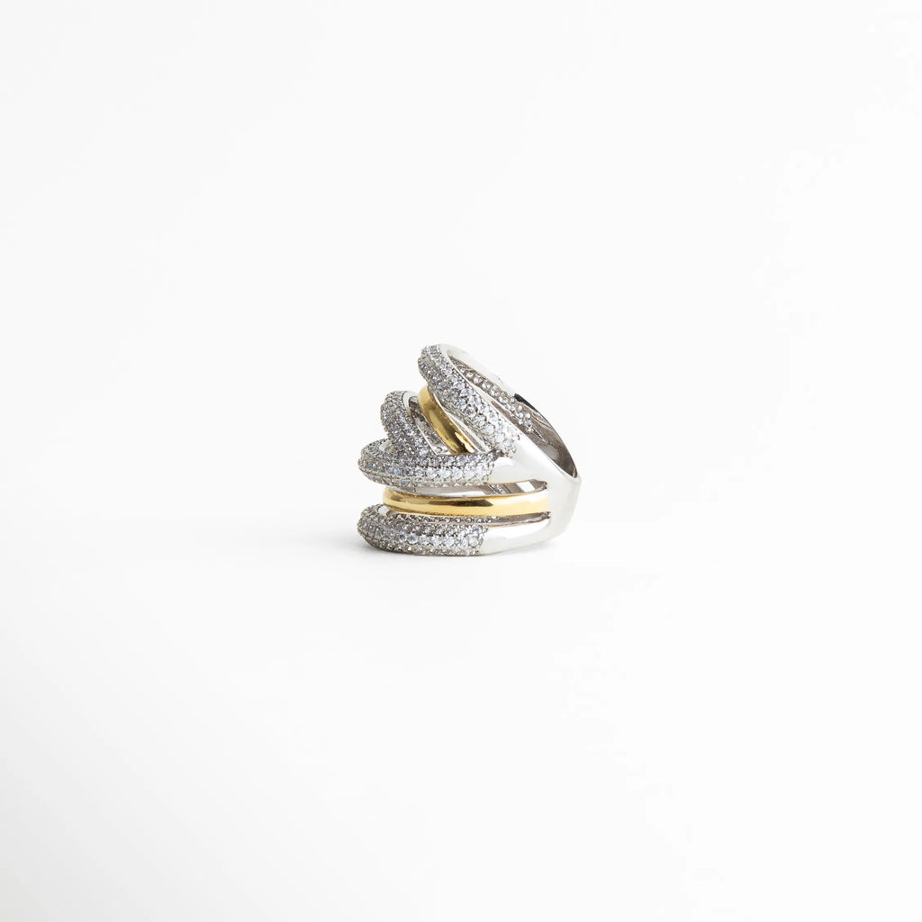 Vista frontal del anillo multibanda con brillo sutil, diseño envolvente y acabado refinado para joyería femenina.