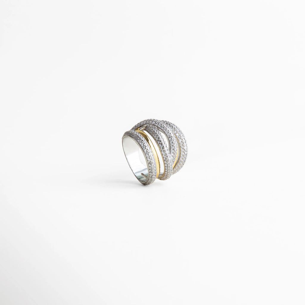 Detalle interior del anillo multibanda plateado con estructura cómoda y diseño contemporáneo de joyería elegante.