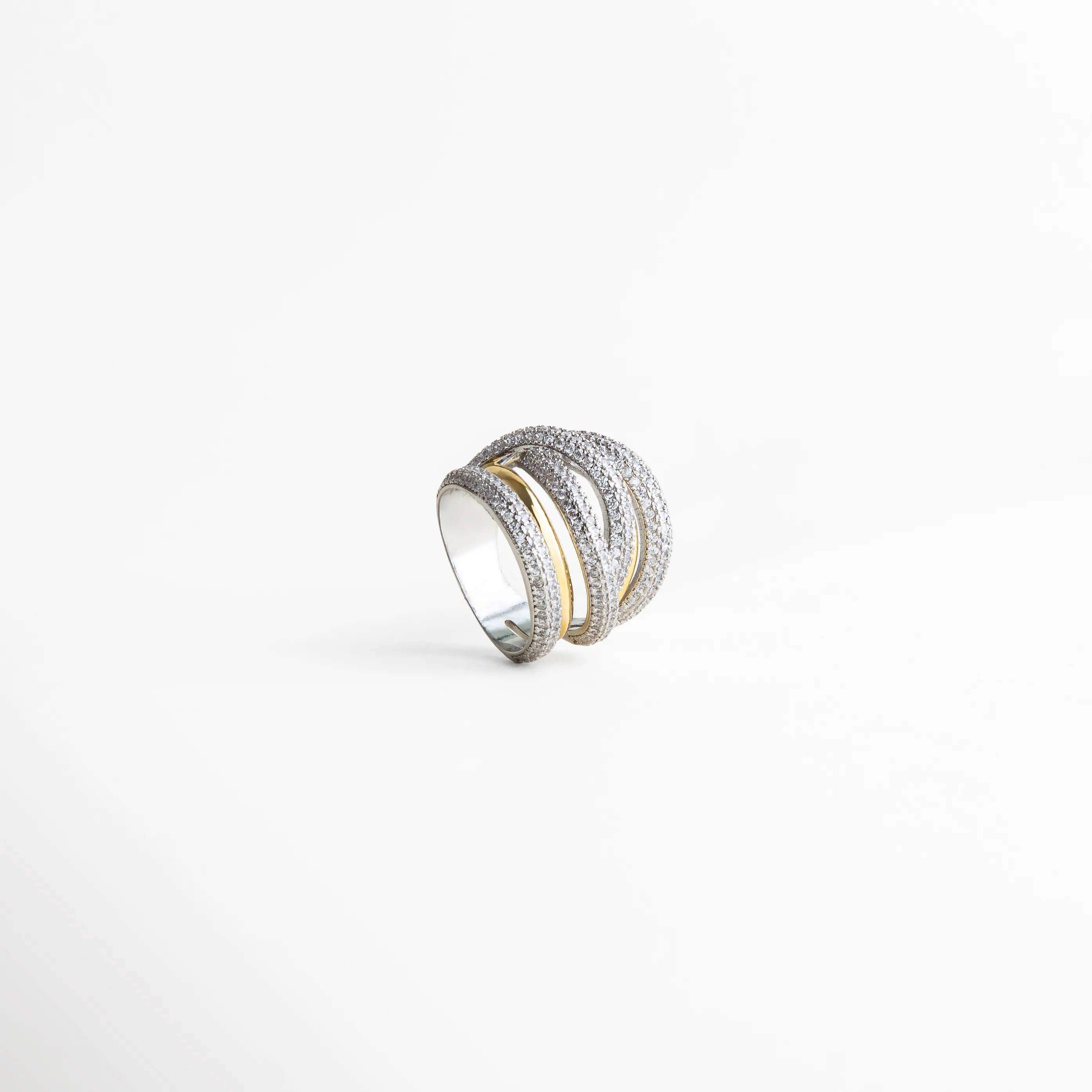 Detalle interior del anillo multibanda plateado con estructura cómoda y diseño contemporáneo de joyería elegante.