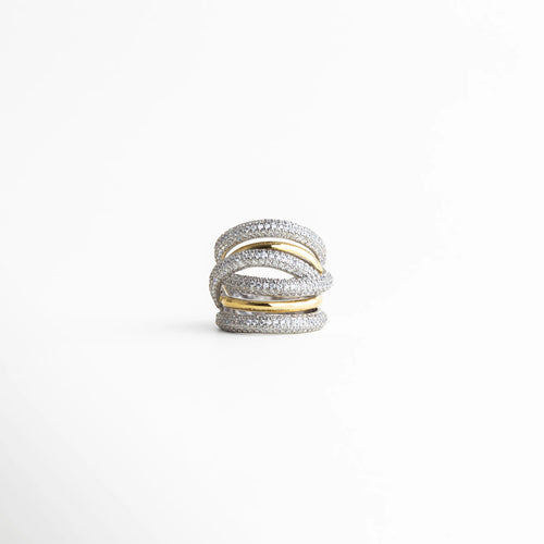Anillo multibanda para mujer con diseño envolvente en tonos plateado y dorado, acabado brillante y estilo elegante contemporáneo.