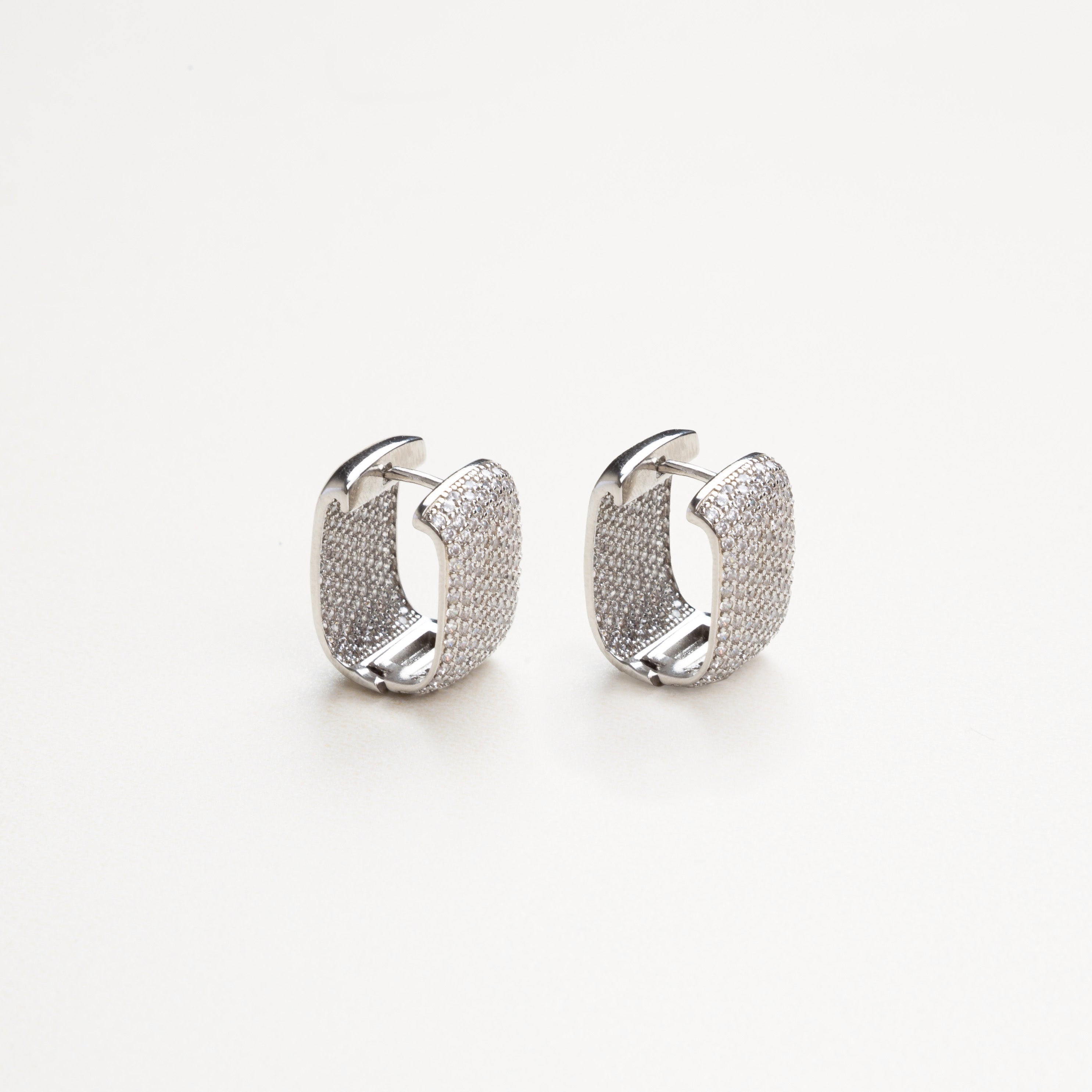 aretes diferentes plateados, aretes plateados con incrustaciones