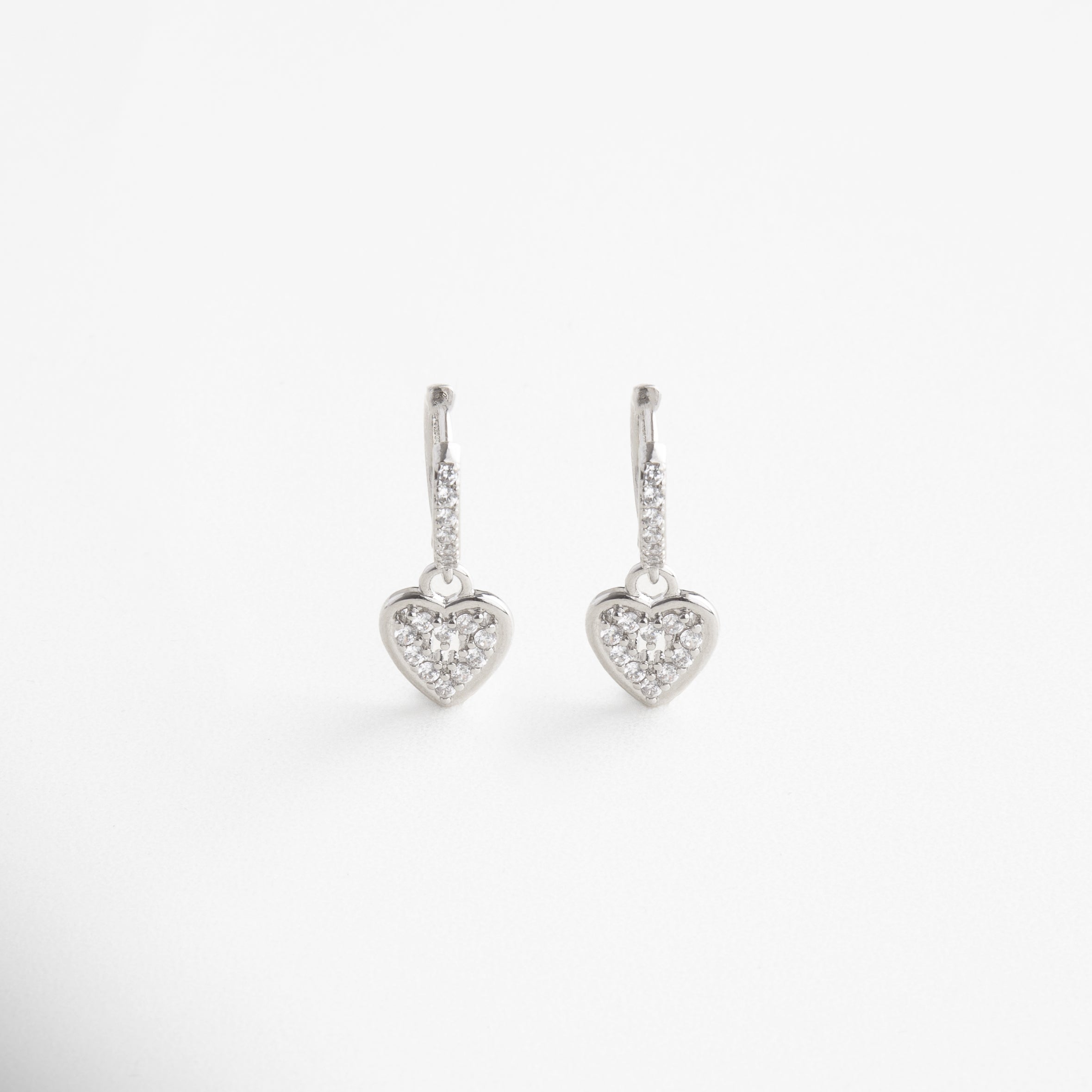 Arracadas plateadas con colgante de corazón, Aretes corazón con zirconias incrustadas, Aros largos plateadas con dije romántico, Diseño colgante con forma de corazón brillante, Arracadas elegantes en forma de corazón