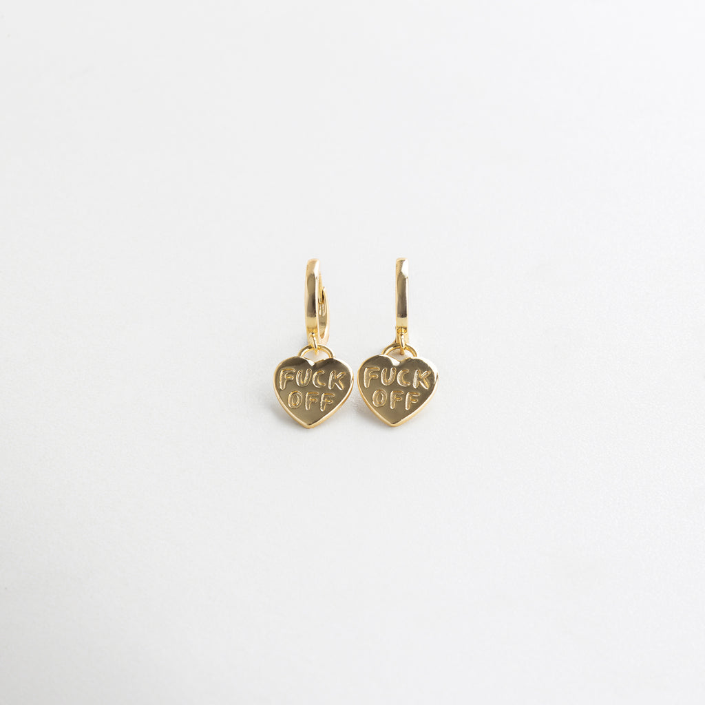 Aretes dorados en forma de corazón con grabado Fuck Off, Aretes con mensaje irreverente en corazón dorado, Fuck Off Hoops dorados con diseño punk y acabado brillante, Aretes con actitud en forma de corazón con grabado