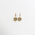 Aretes dorados en forma de corazón con grabado Fuck Off, Aretes con mensaje irreverente en corazón dorado, Fuck Off Hoops dorados con diseño punk y acabado brillante, Aretes con actitud en forma de corazón con grabado