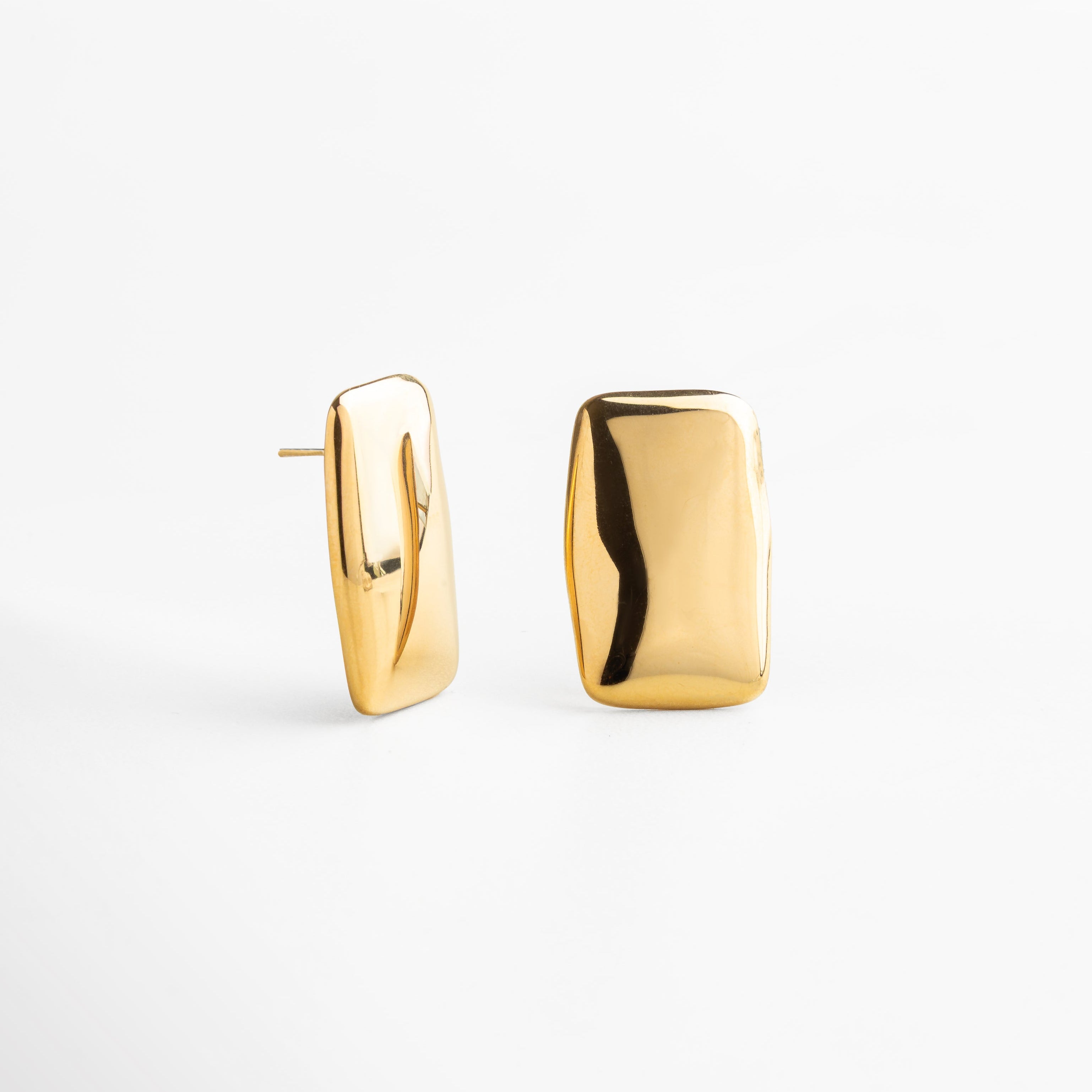aretes dorados con diseño rectangular, proporciones delicadas y versátiles, escala real para referencia de tamaño, joyería atemporal que aporta un detalle sofisticado y elegante