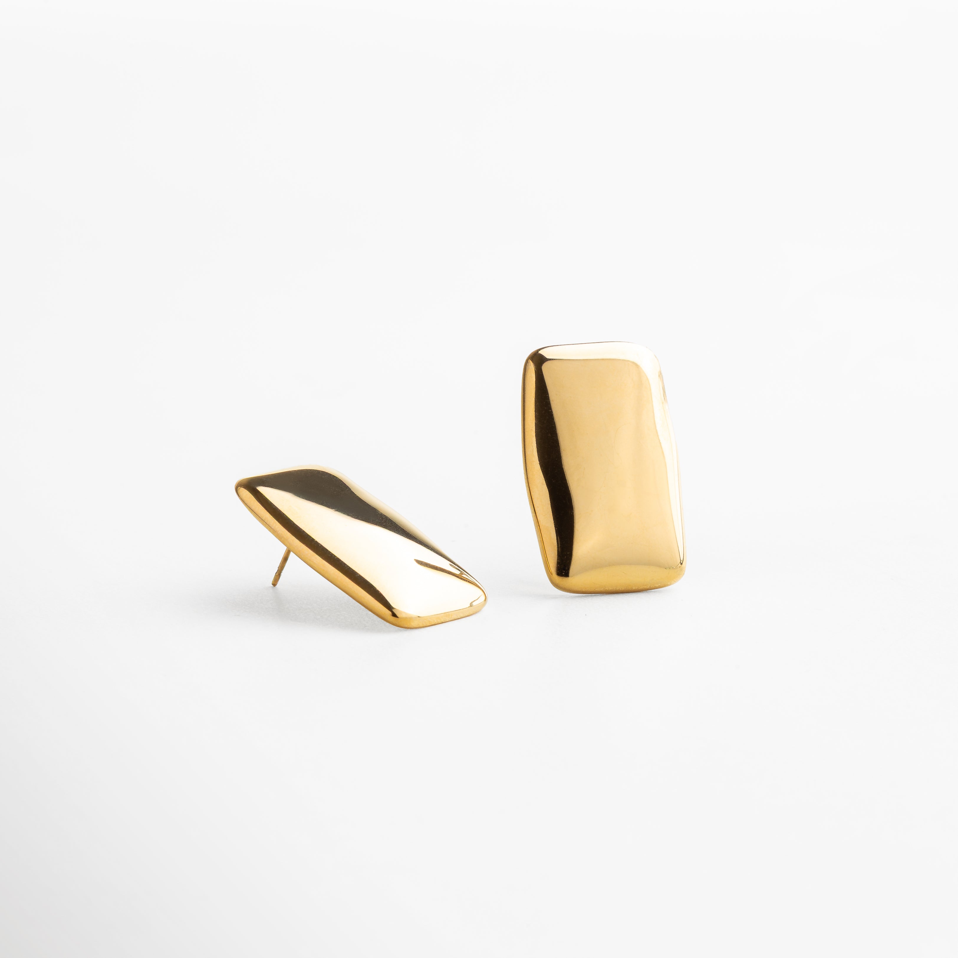 poste discreto y seguro en aretes dorada minimalista, diseño funcional y elegante, accesorio cómodo que complementa looks con un toque moderno y luminoso