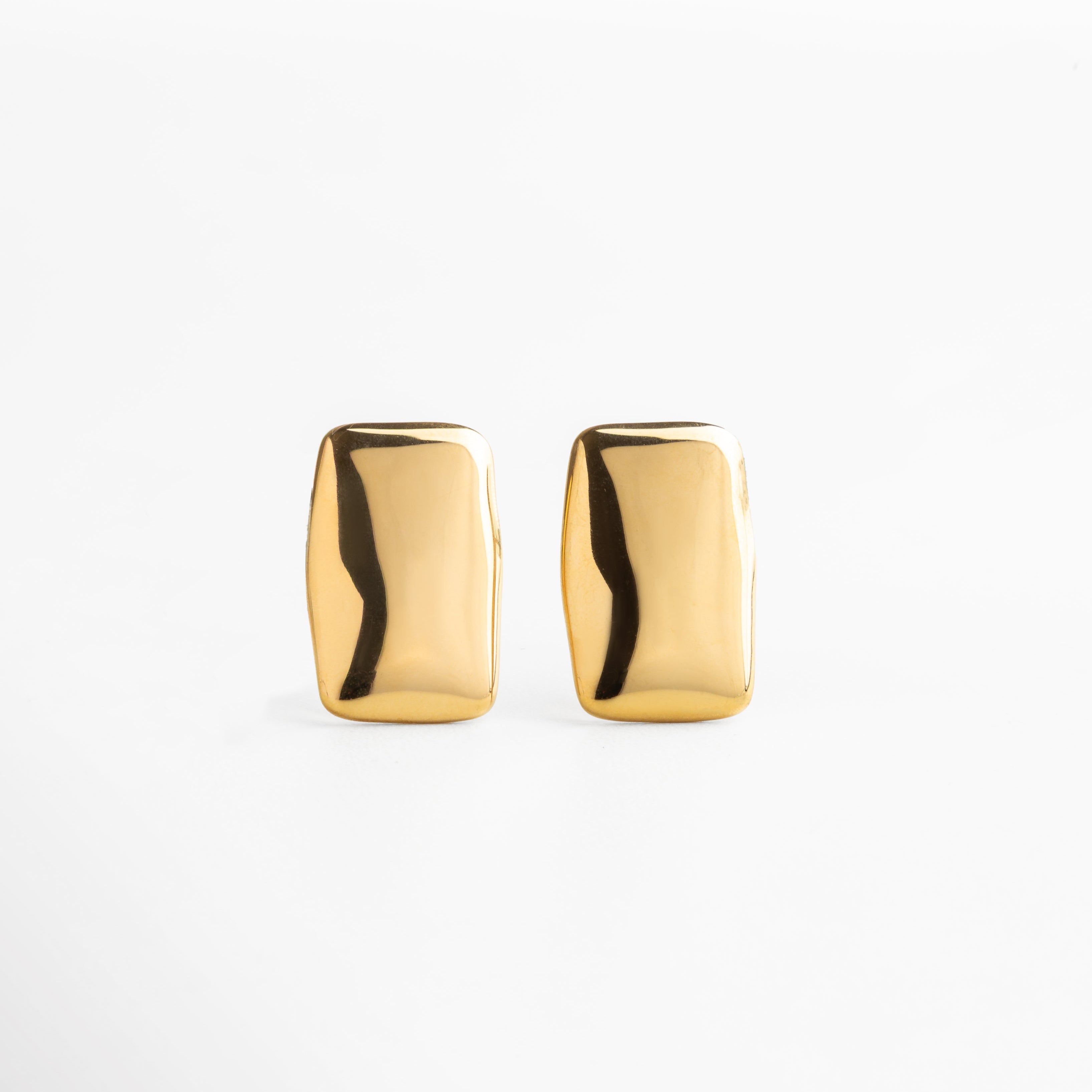 aretes minimalista dorada, diseño rectangular moderno y sofisticado, joyería versátil para looks elegantes y casuales, accesorio delicado que aporta luminosidad y estilo atemporal
