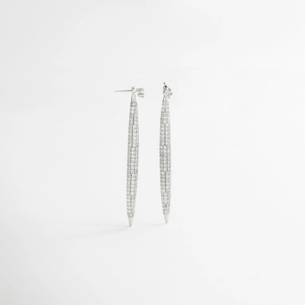 aretes largos plateados, aretes colgantes elegantes, joyería plateada sofisticada, aretes con brillo continuo, aretes estilizados mujer, accesorios plateados chic, aretes largos modernos, joyería luminosa