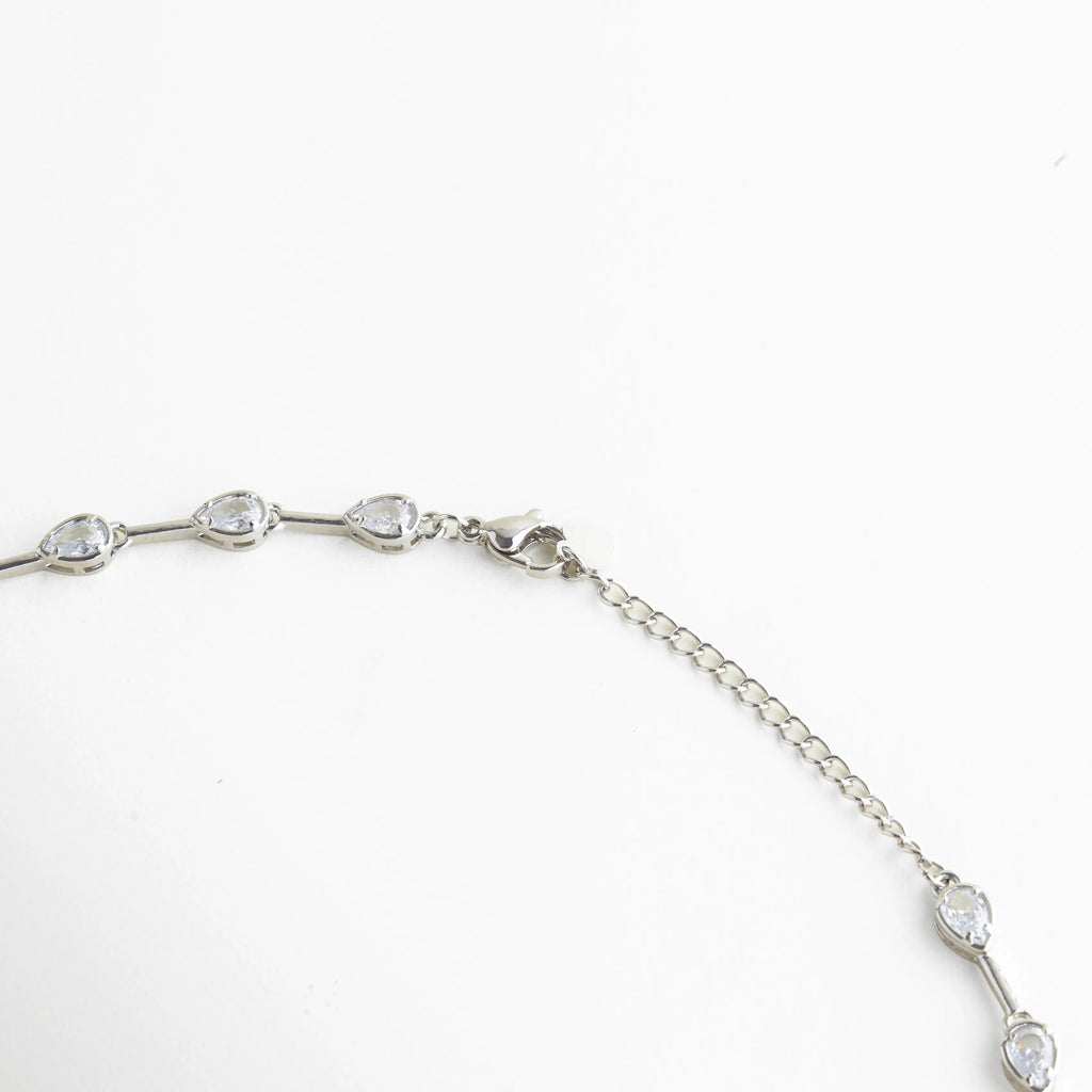 Broche de collar plateado con cadena ajustable y acabado fino, Extensión de collar con diseño delicado en tono plata, Detalle de cierre de collar lariat con cadena ajustable, Terminación de collar con broche y eslabones finos, Cierre de collar elegante con extensión metálica